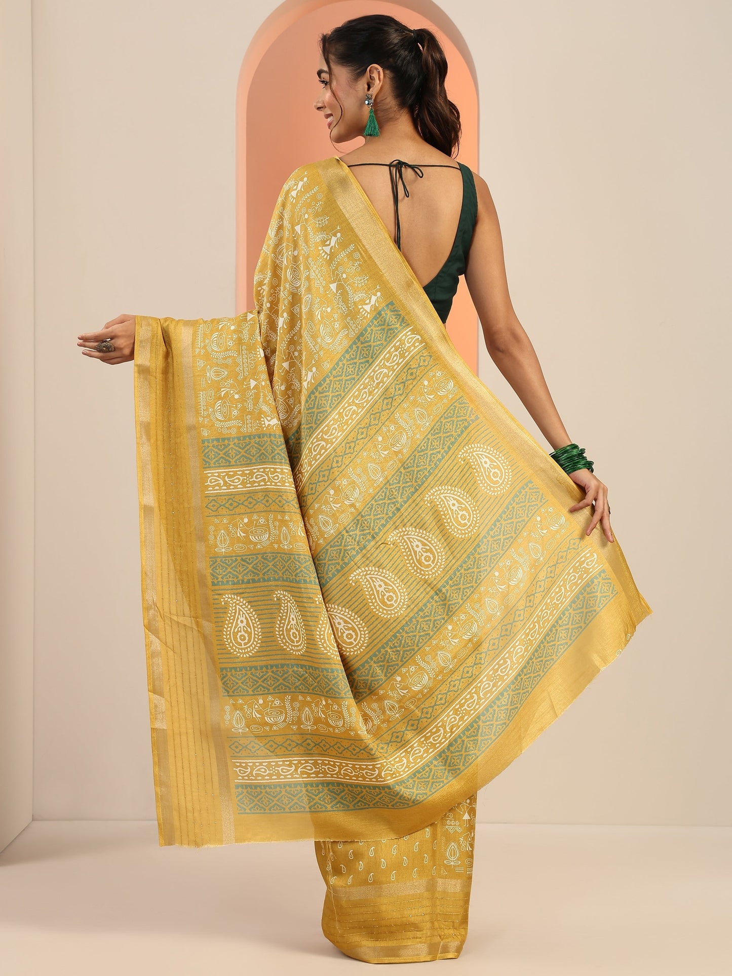Mustard Printed Silk Blend Saree With Unstitched Blouse Piece
