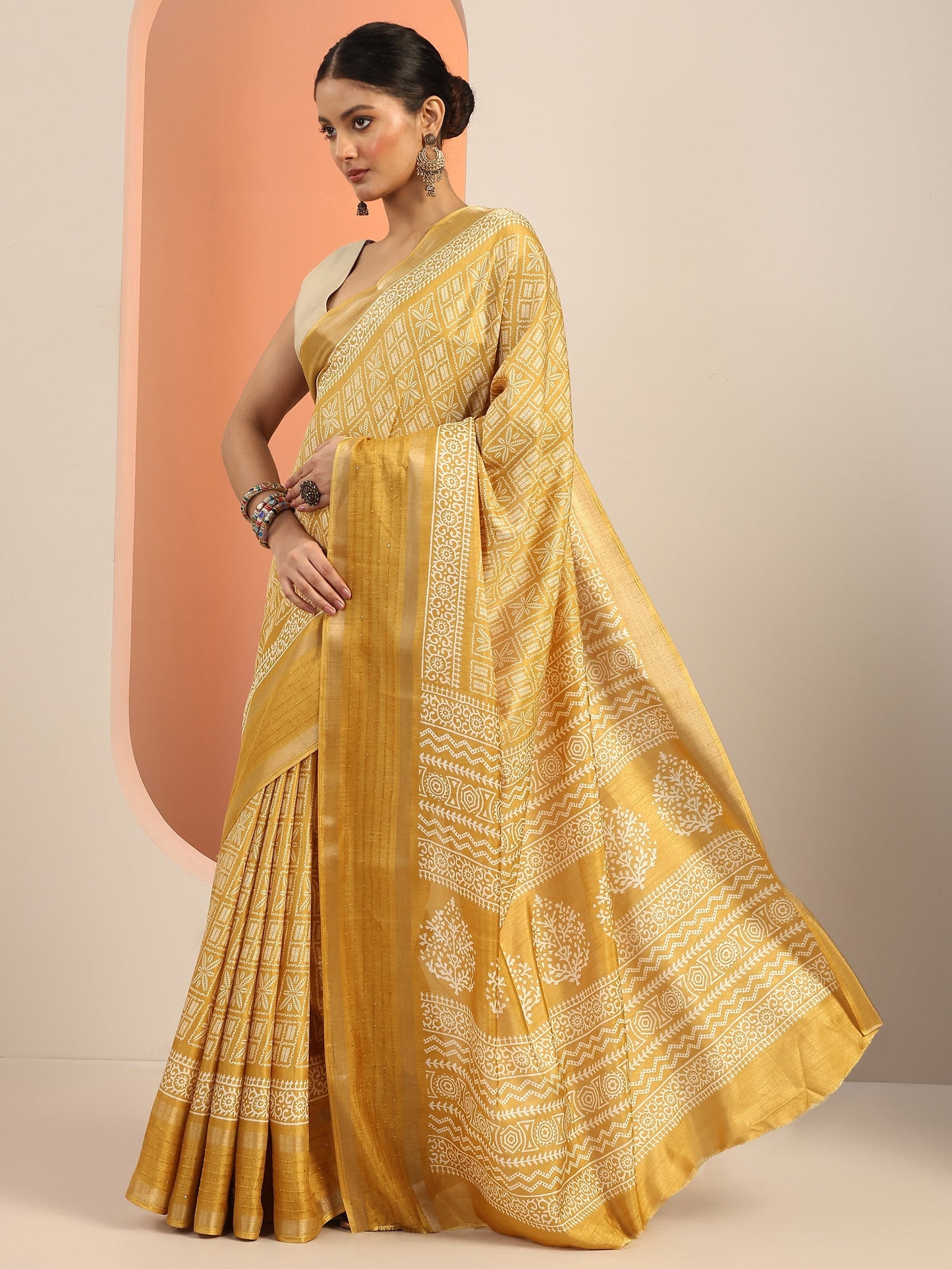 Mustard Printed Silk Blend Saree With Unstitched Blouse Piece