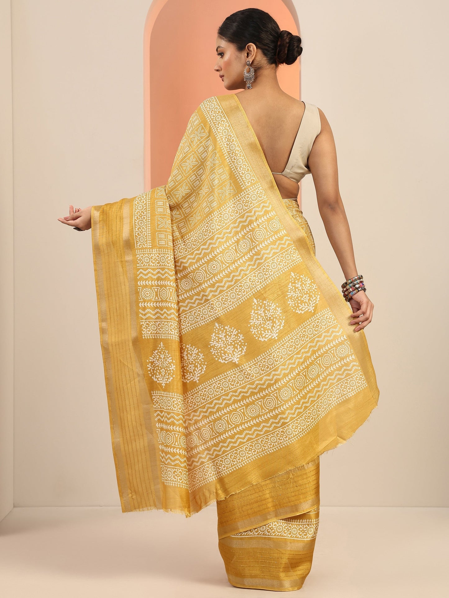 Mustard Printed Silk Blend Saree With Unstitched Blouse Piece