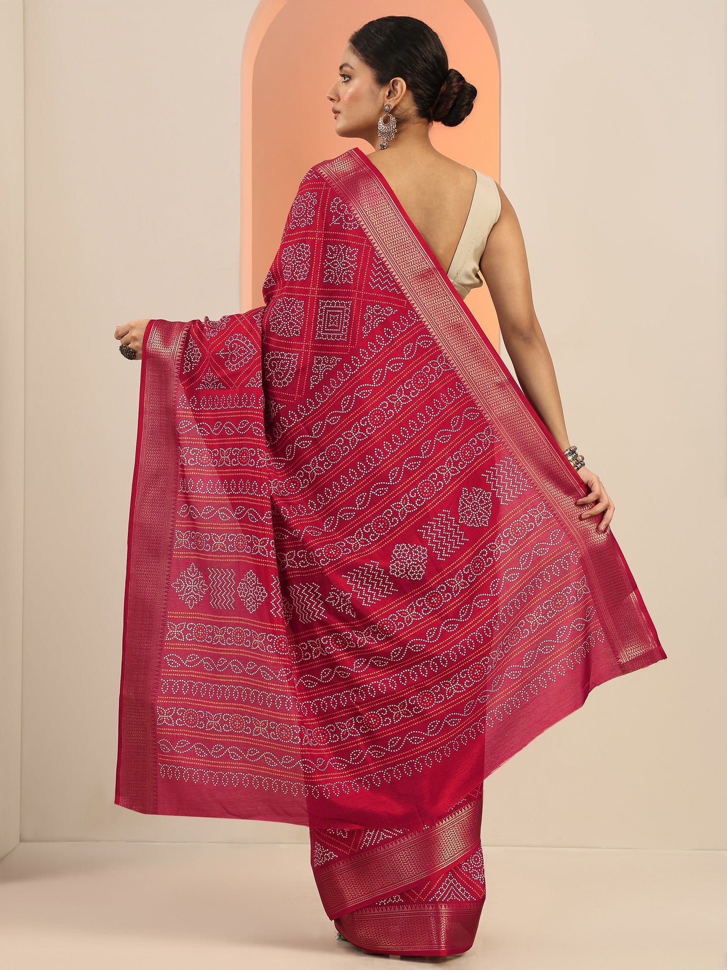Red Printed Silk Blend Saree With Unstitched Blouse Piece