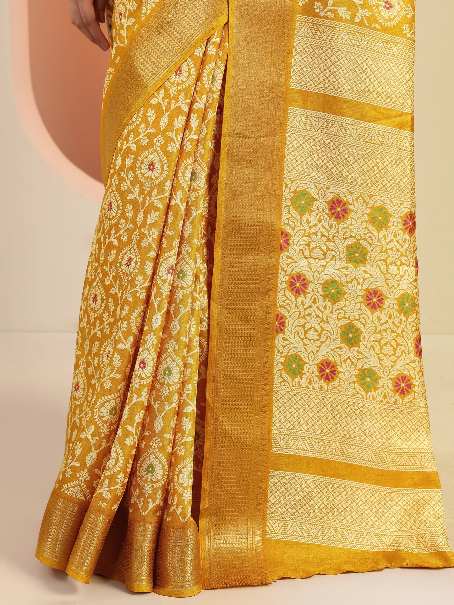 Mustard Printed Silk Blend Saree With Unstitched Blouse Piece