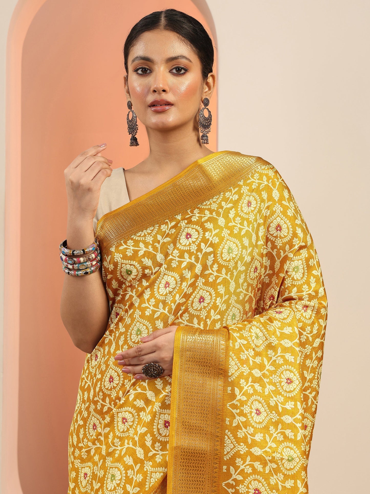 Mustard Printed Silk Blend Saree With Unstitched Blouse Piece