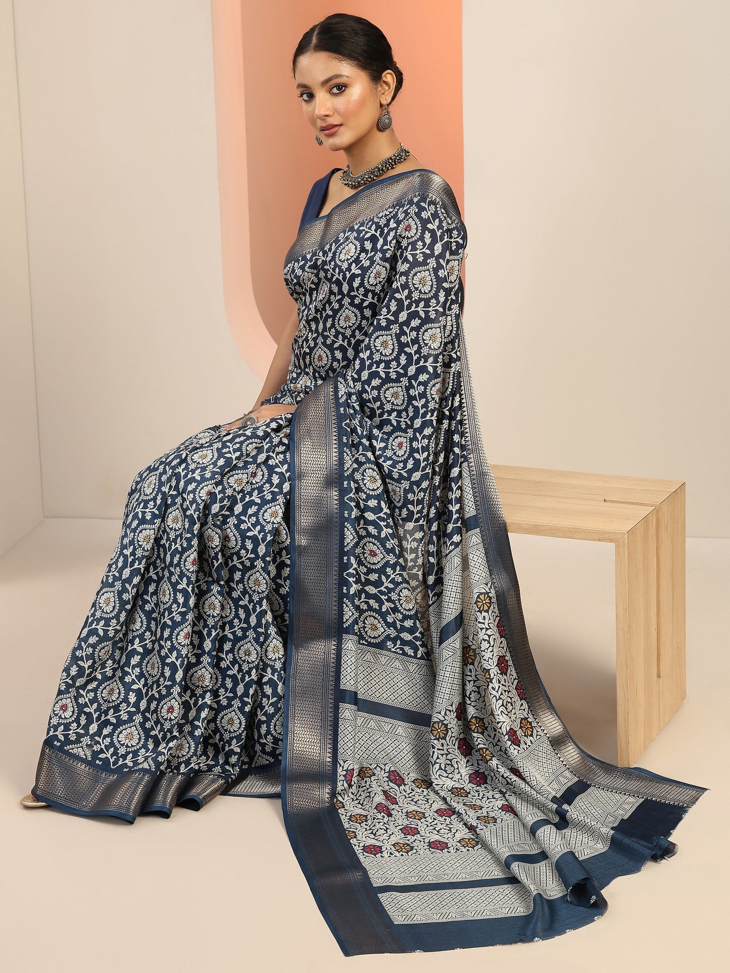 Navy Blue Printed Silk Blend Saree With Unstitched Blouse Piece