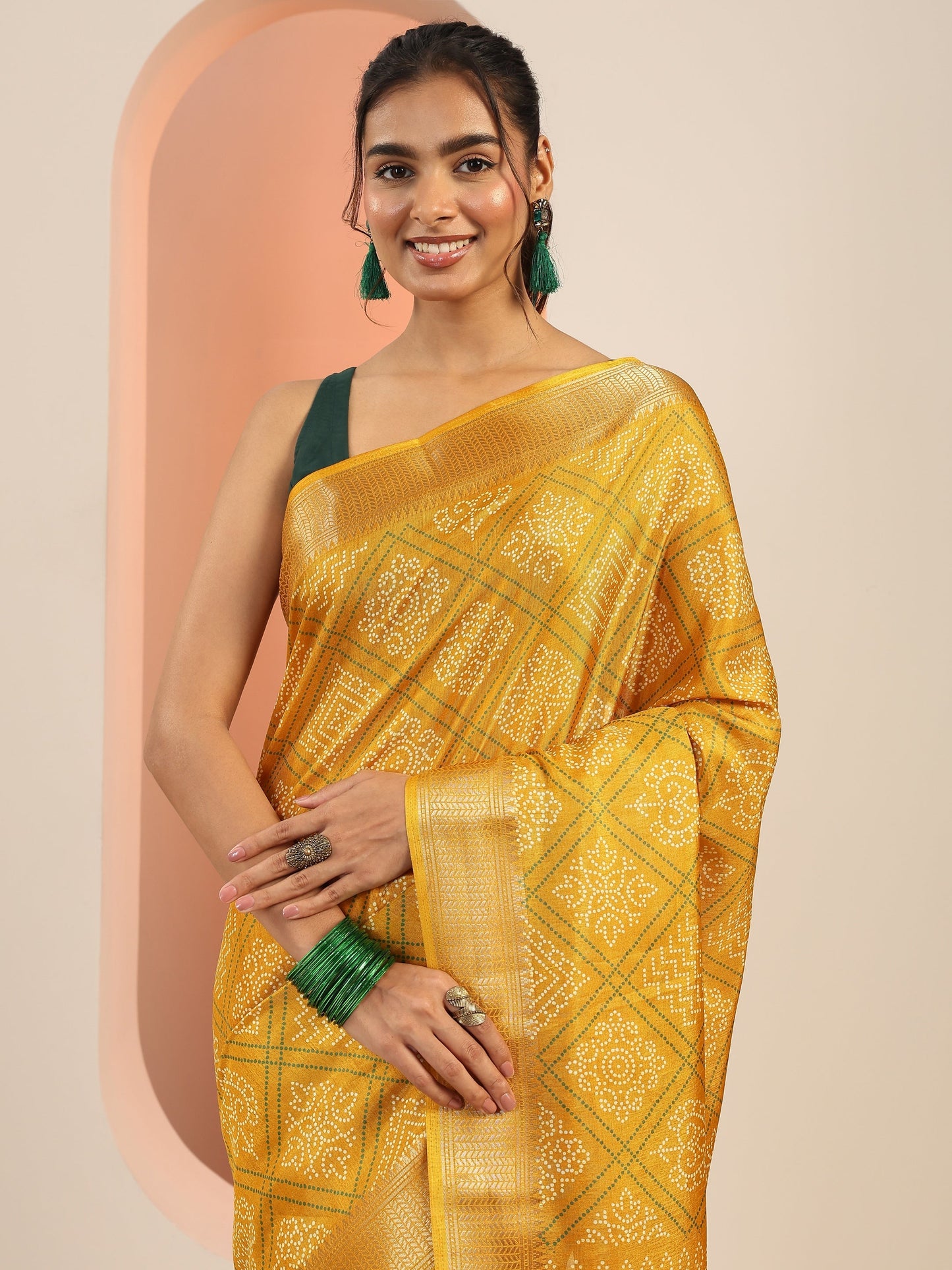 Mustard Printed Silk Blend Saree With Unstitched Blouse Piece
