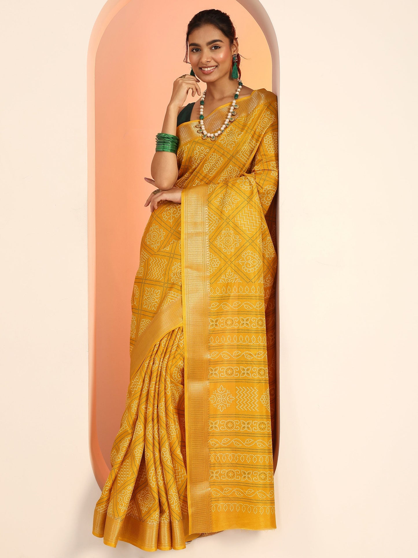 Mustard Printed Silk Blend Saree With Unstitched Blouse Piece