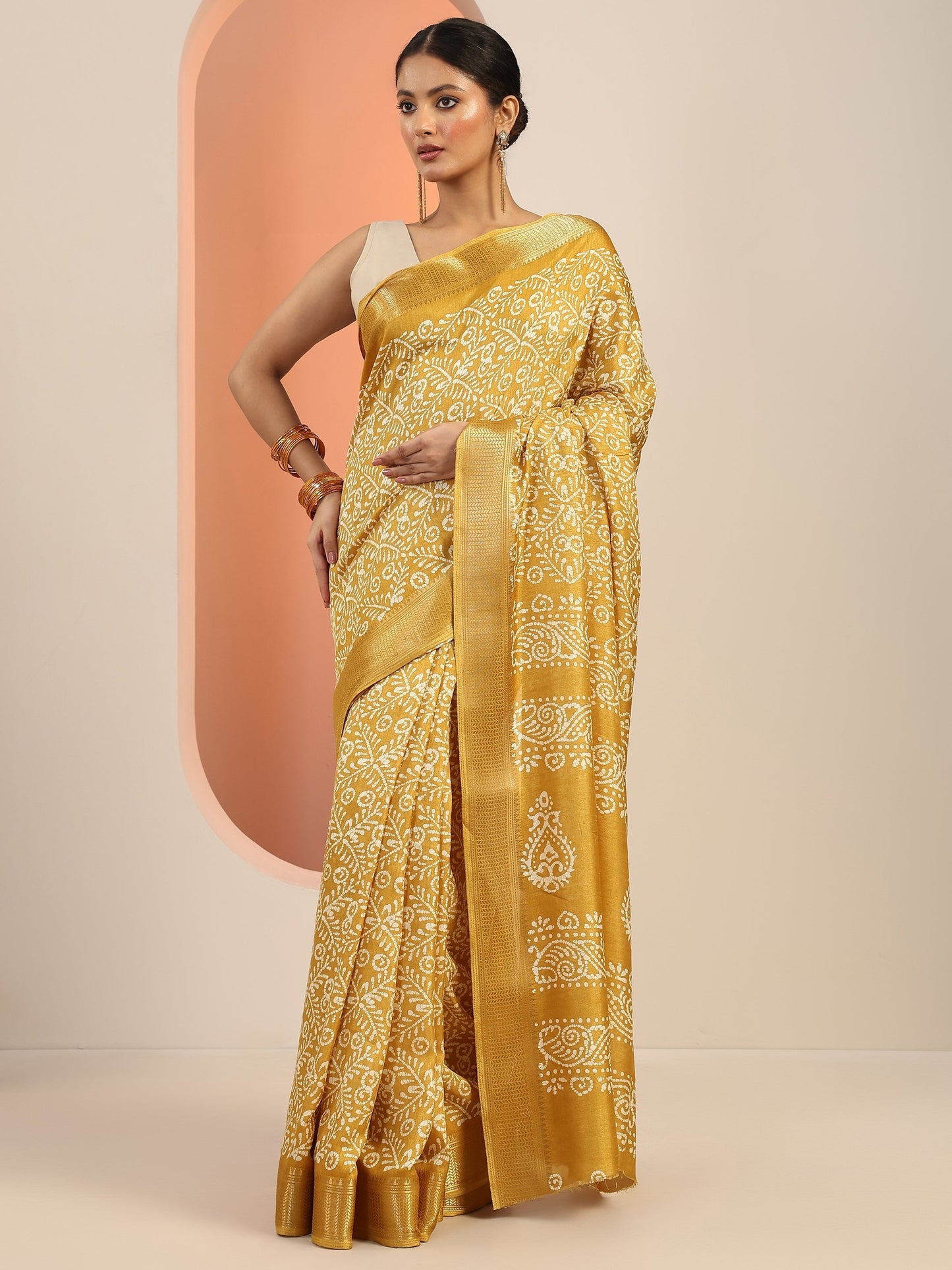 Mustard Printed Silk Blend Saree With Unstitched Blouse Piece