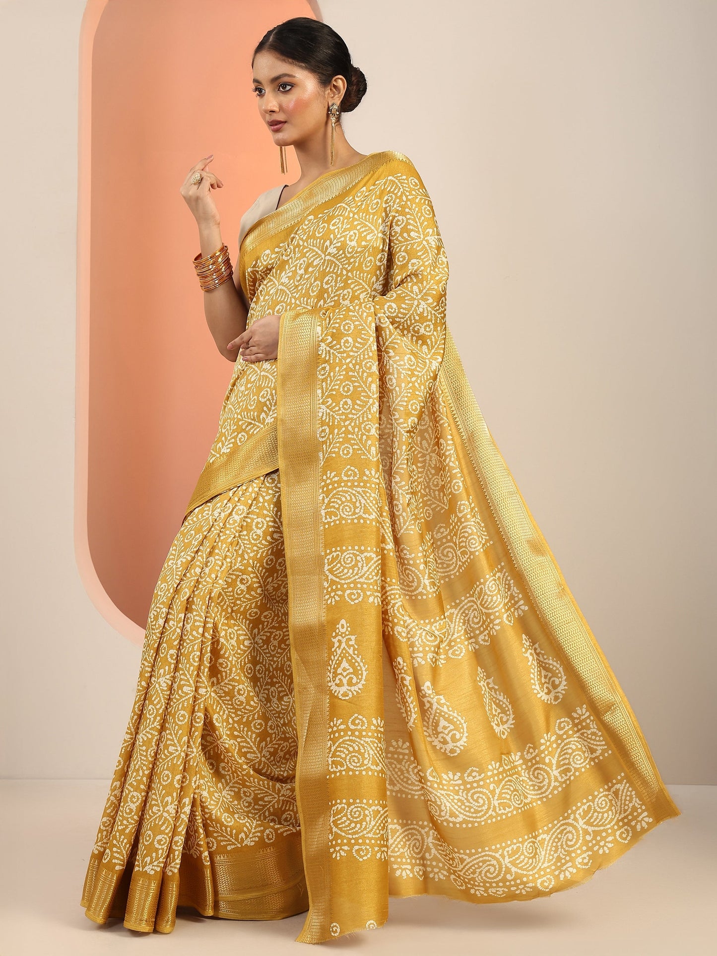 Mustard Printed Silk Blend Saree With Unstitched Blouse Piece