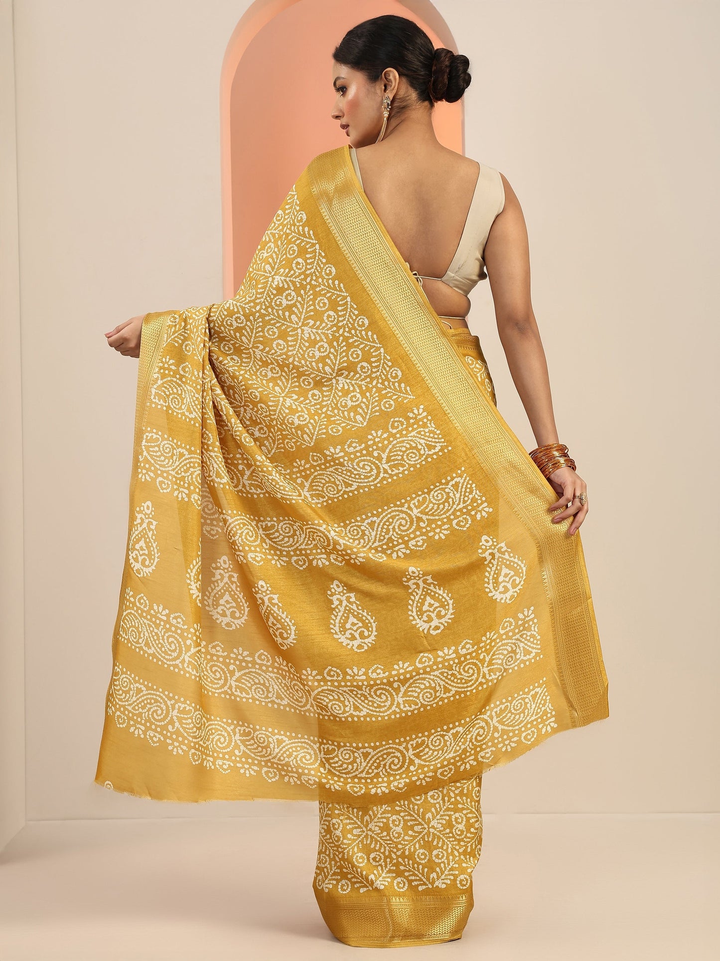 Mustard Printed Silk Blend Saree With Unstitched Blouse Piece