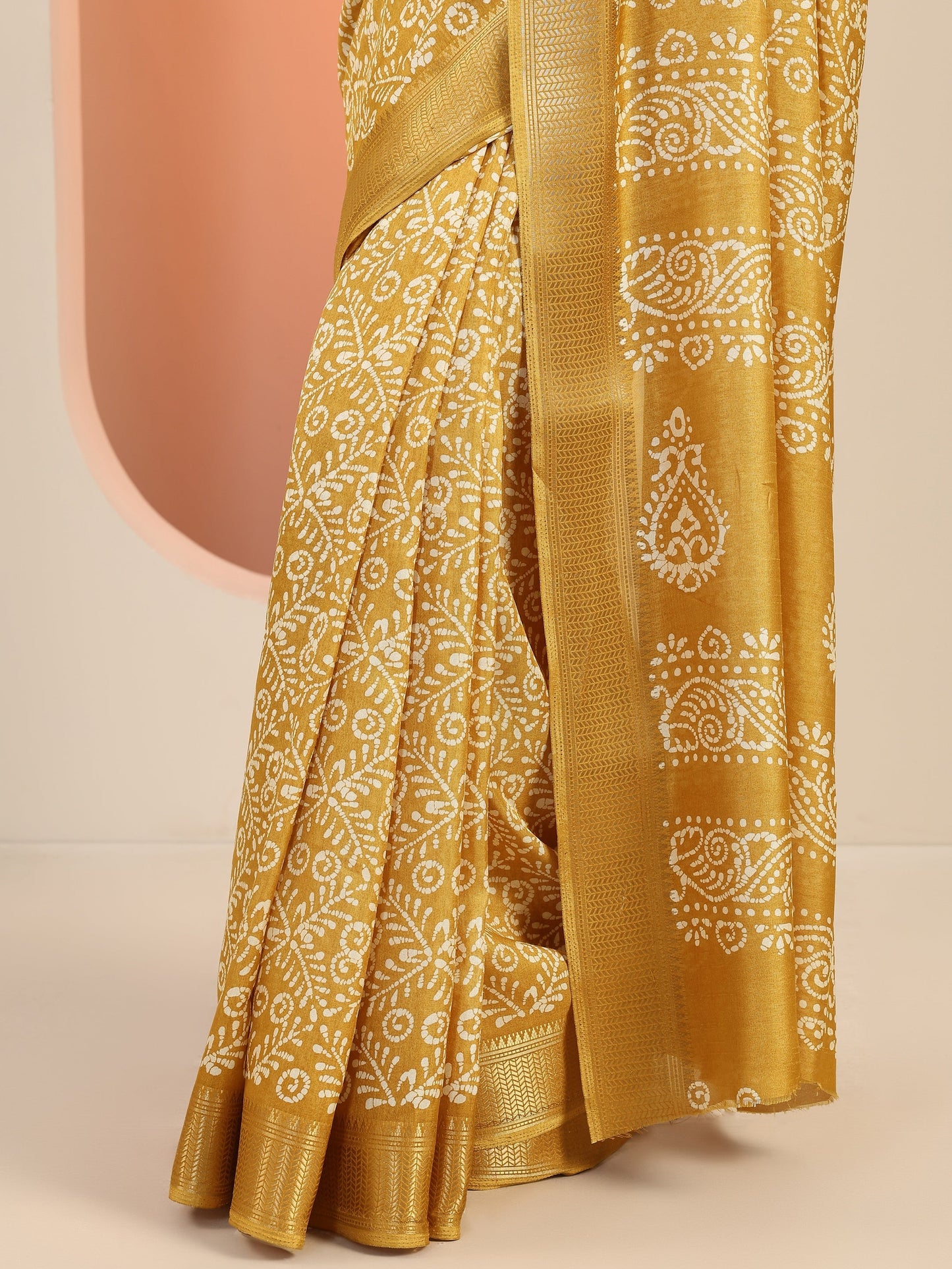 Mustard Printed Silk Blend Saree With Unstitched Blouse Piece