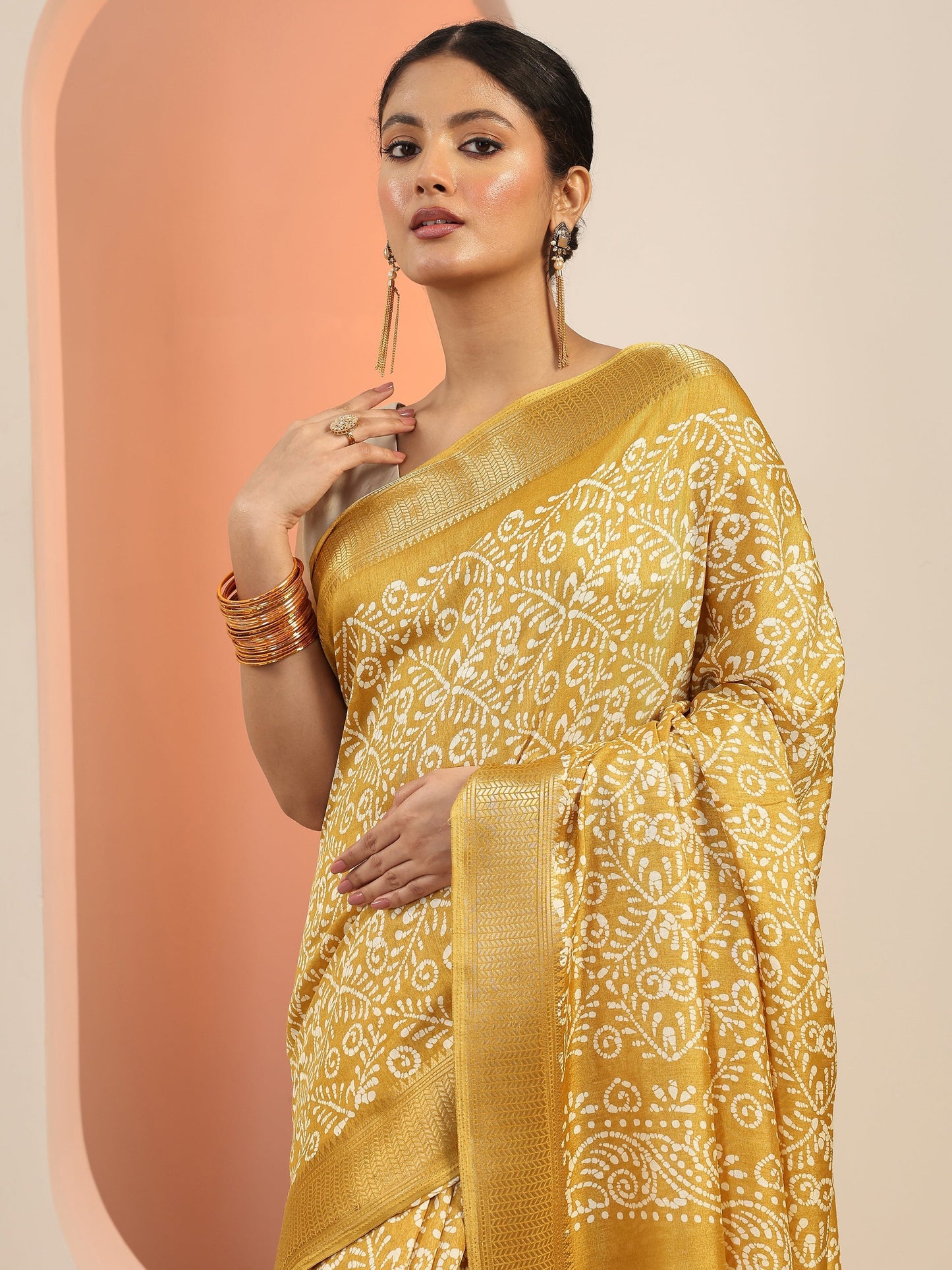 Mustard Printed Silk Blend Saree With Unstitched Blouse Piece