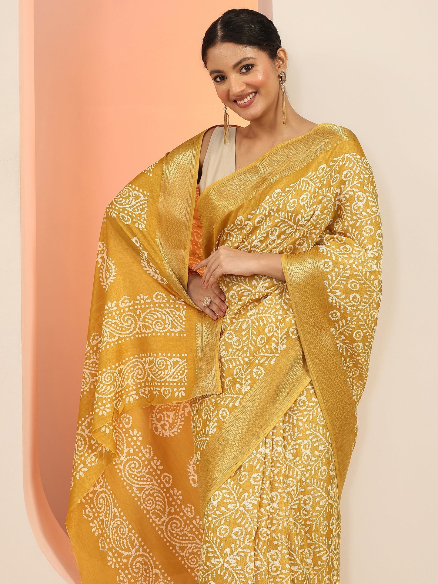 Mustard Printed Silk Blend Saree With Unstitched Blouse Piece