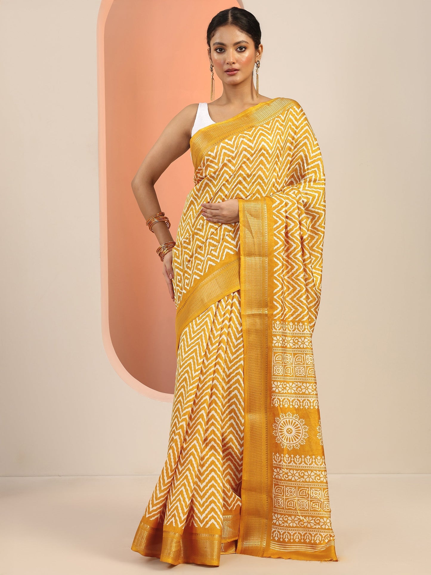 Mustard Printed Silk Blend Saree With Unstitched Blouse Piece