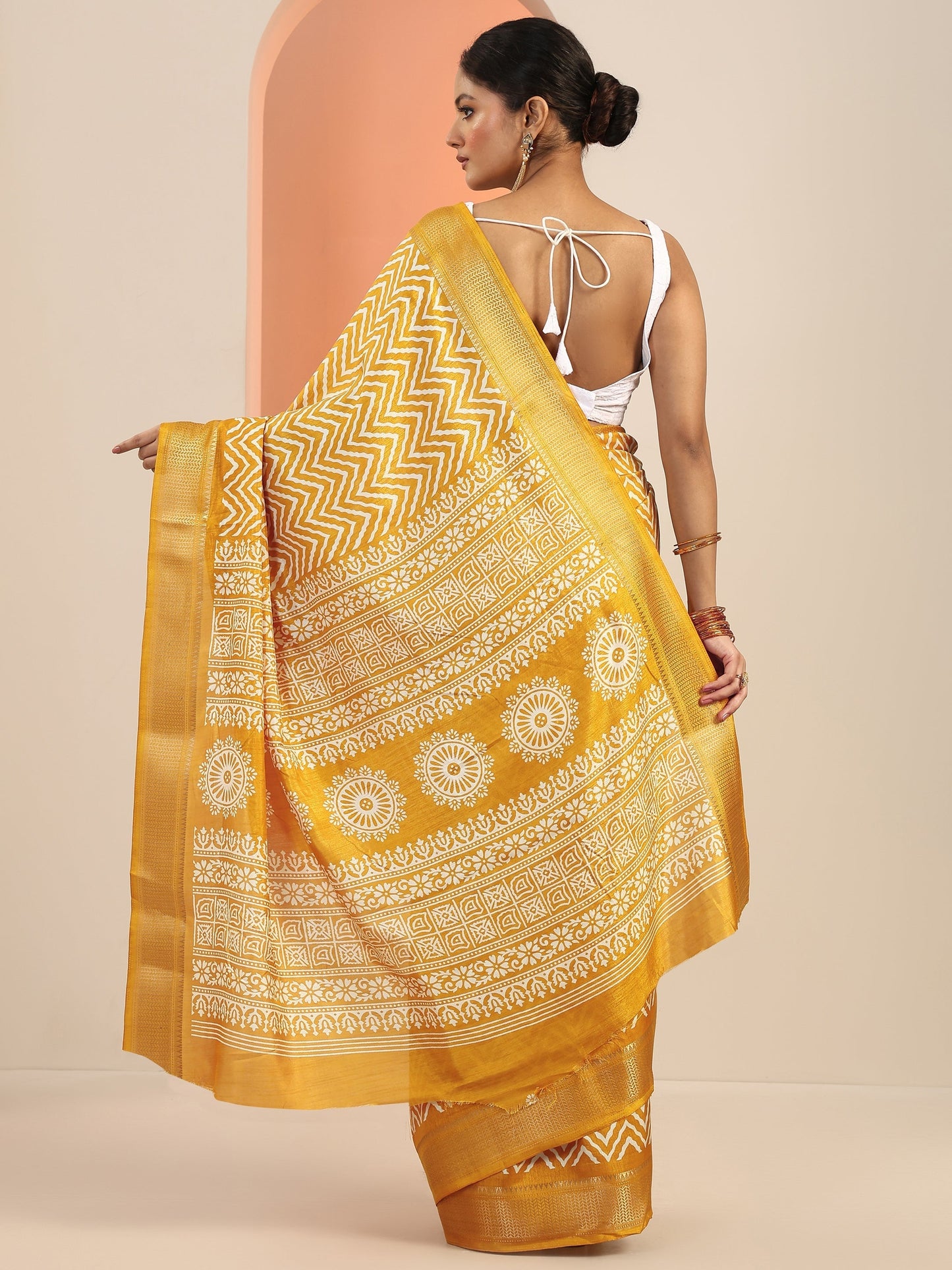 Mustard Printed Silk Blend Saree With Unstitched Blouse Piece
