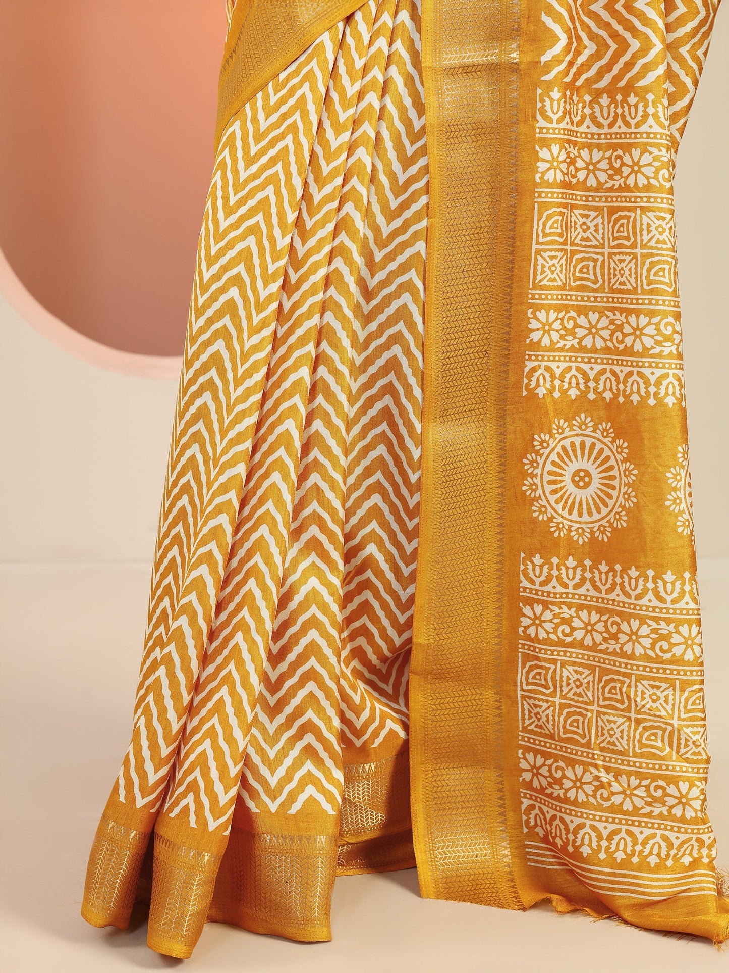 Mustard Printed Silk Blend Saree With Unstitched Blouse Piece