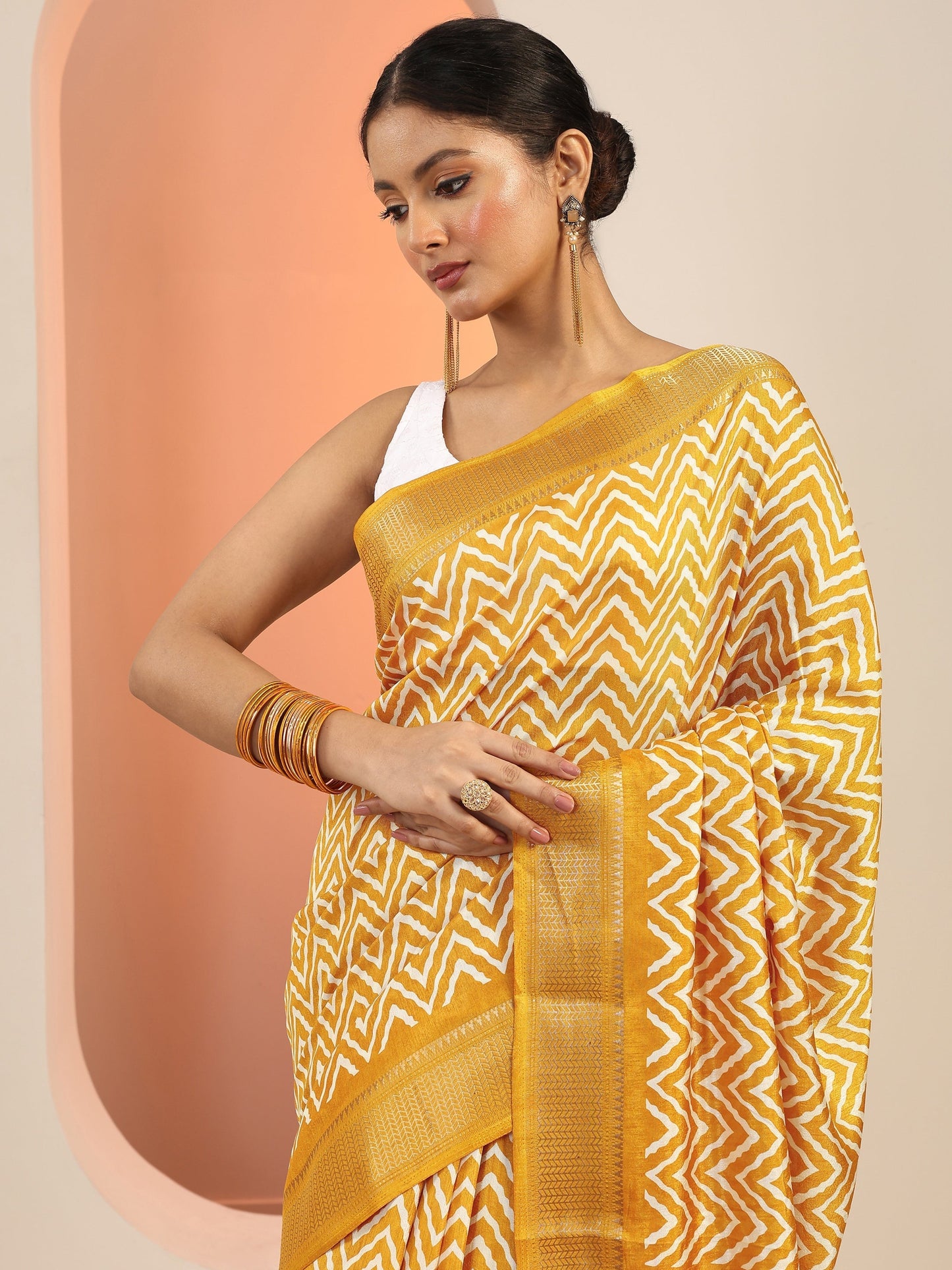 Mustard Printed Silk Blend Saree With Unstitched Blouse Piece