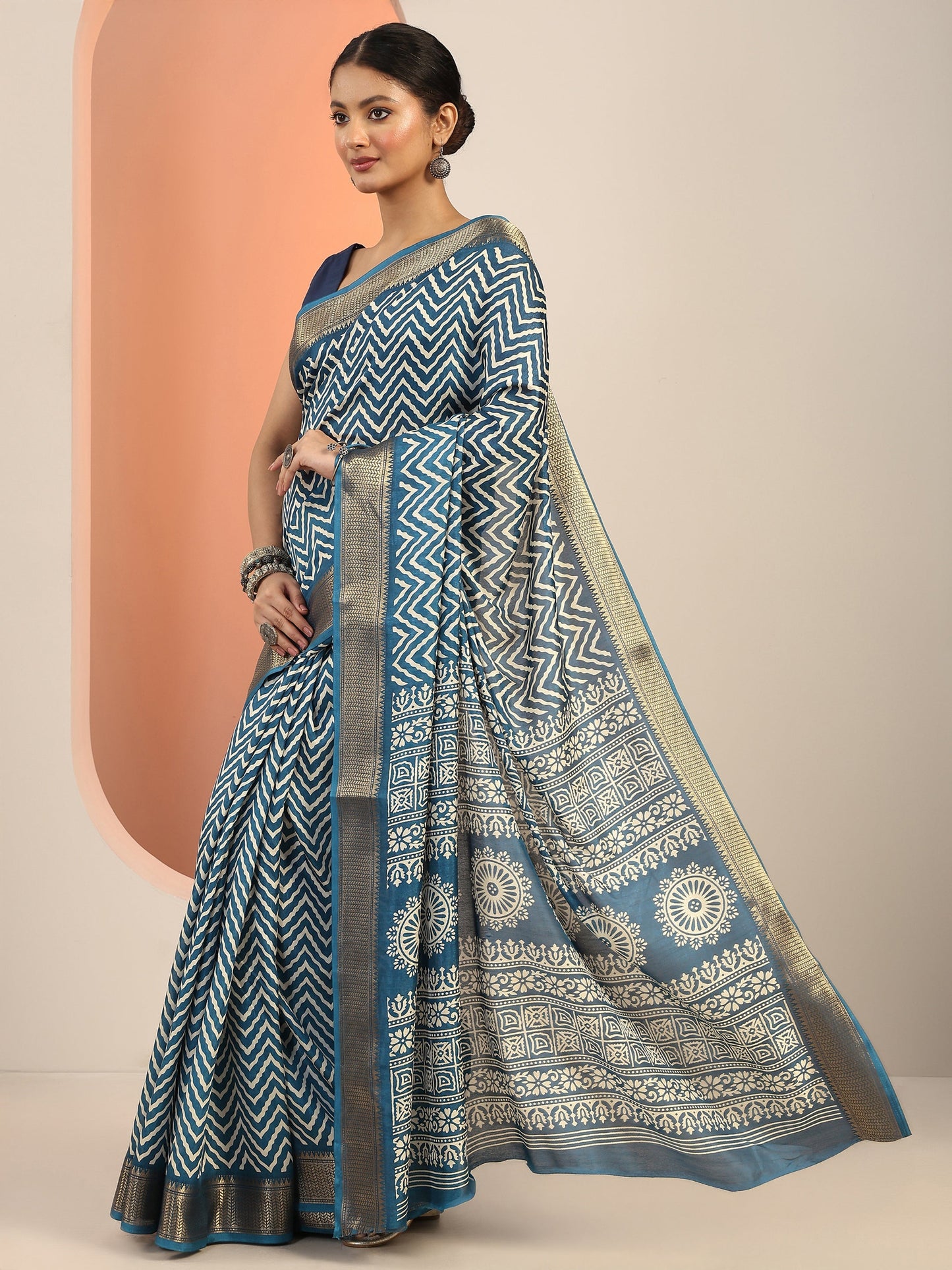 Blue Printed Silk Blend Saree With Unstitched Blouse Piece