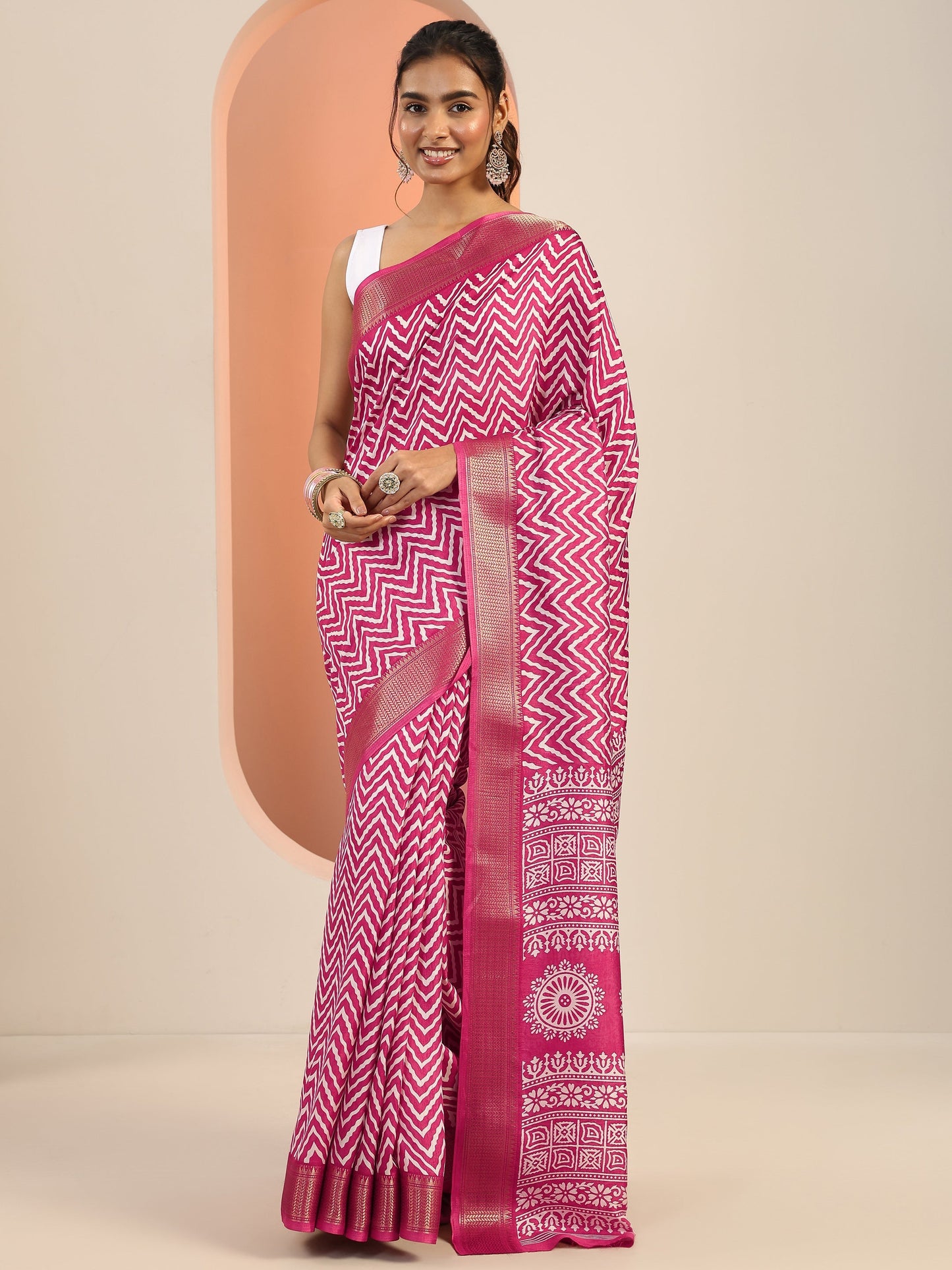Magenta Printed Silk Blend Saree With Unstitched Blouse Piece
