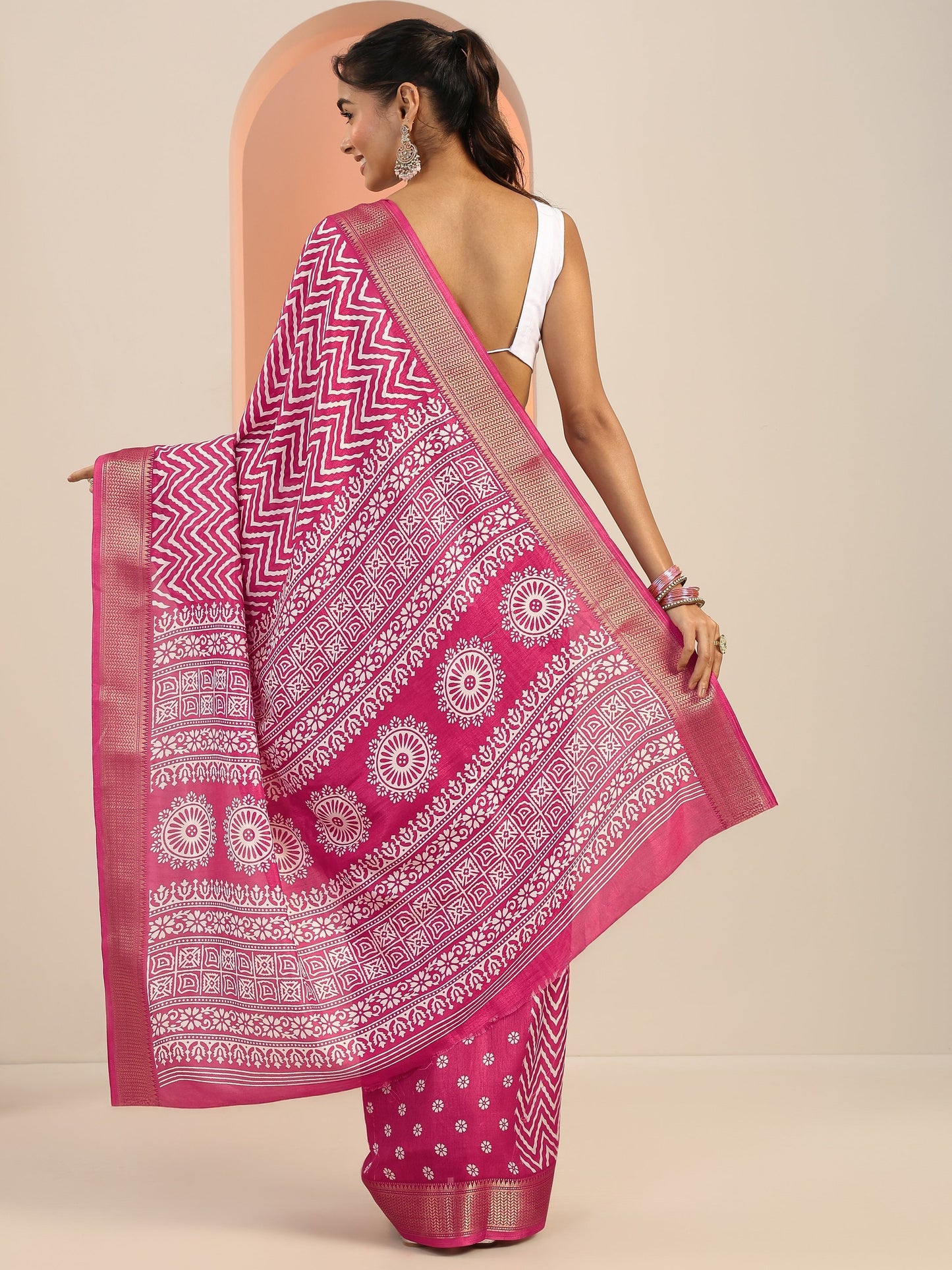 Magenta Printed Silk Blend Saree With Unstitched Blouse Piece
