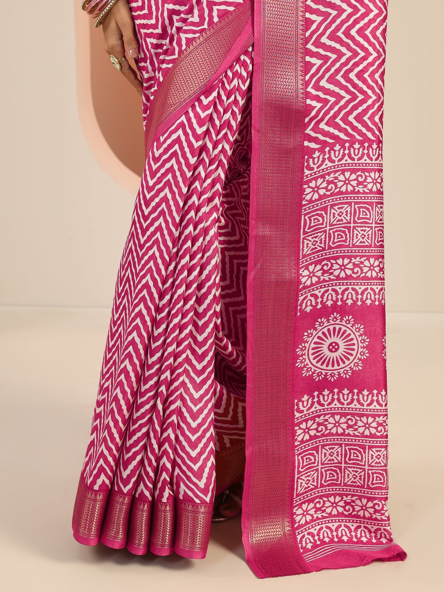 Magenta Printed Silk Blend Saree With Unstitched Blouse Piece
