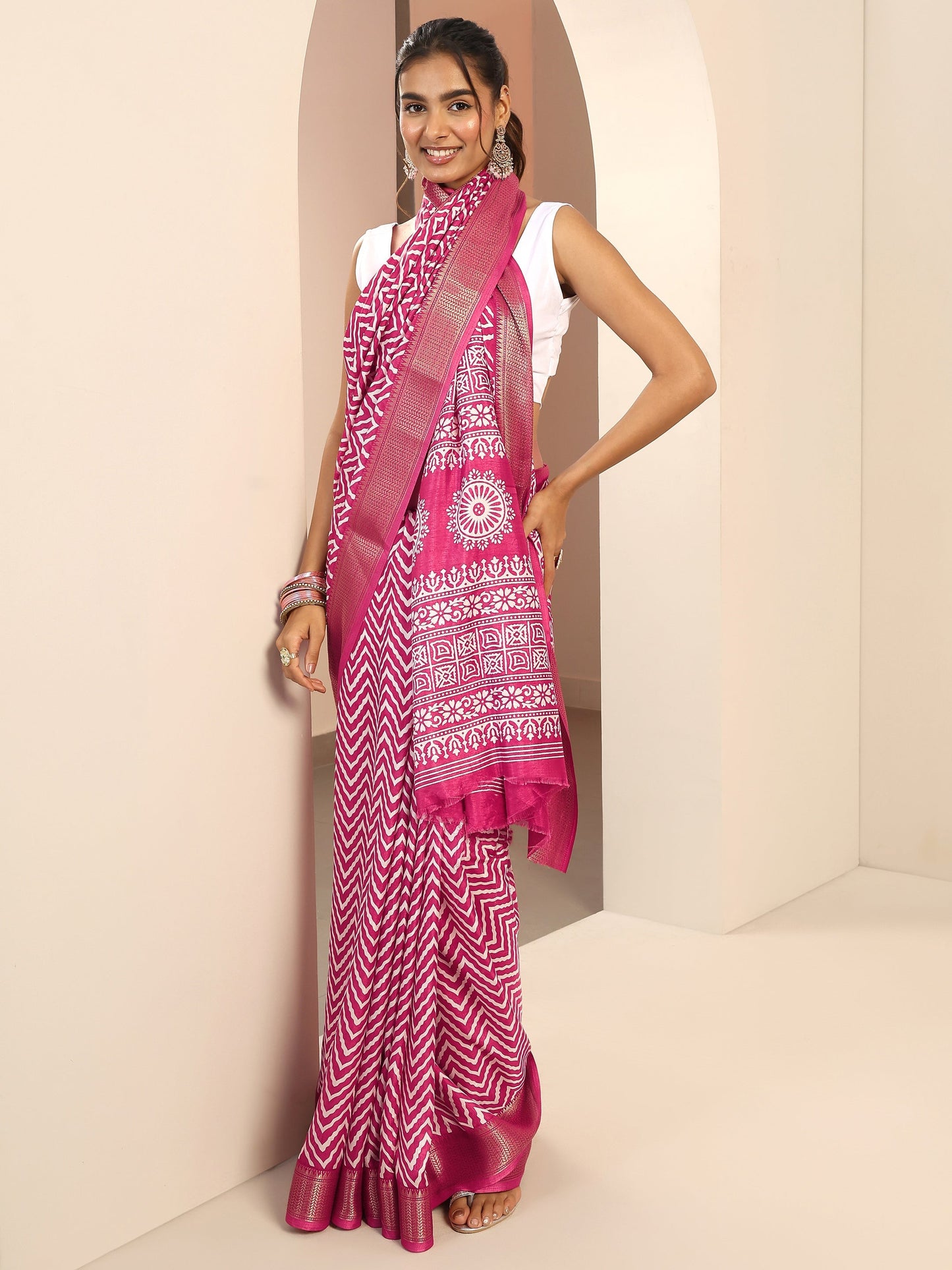 Magenta Printed Silk Blend Saree With Unstitched Blouse Piece