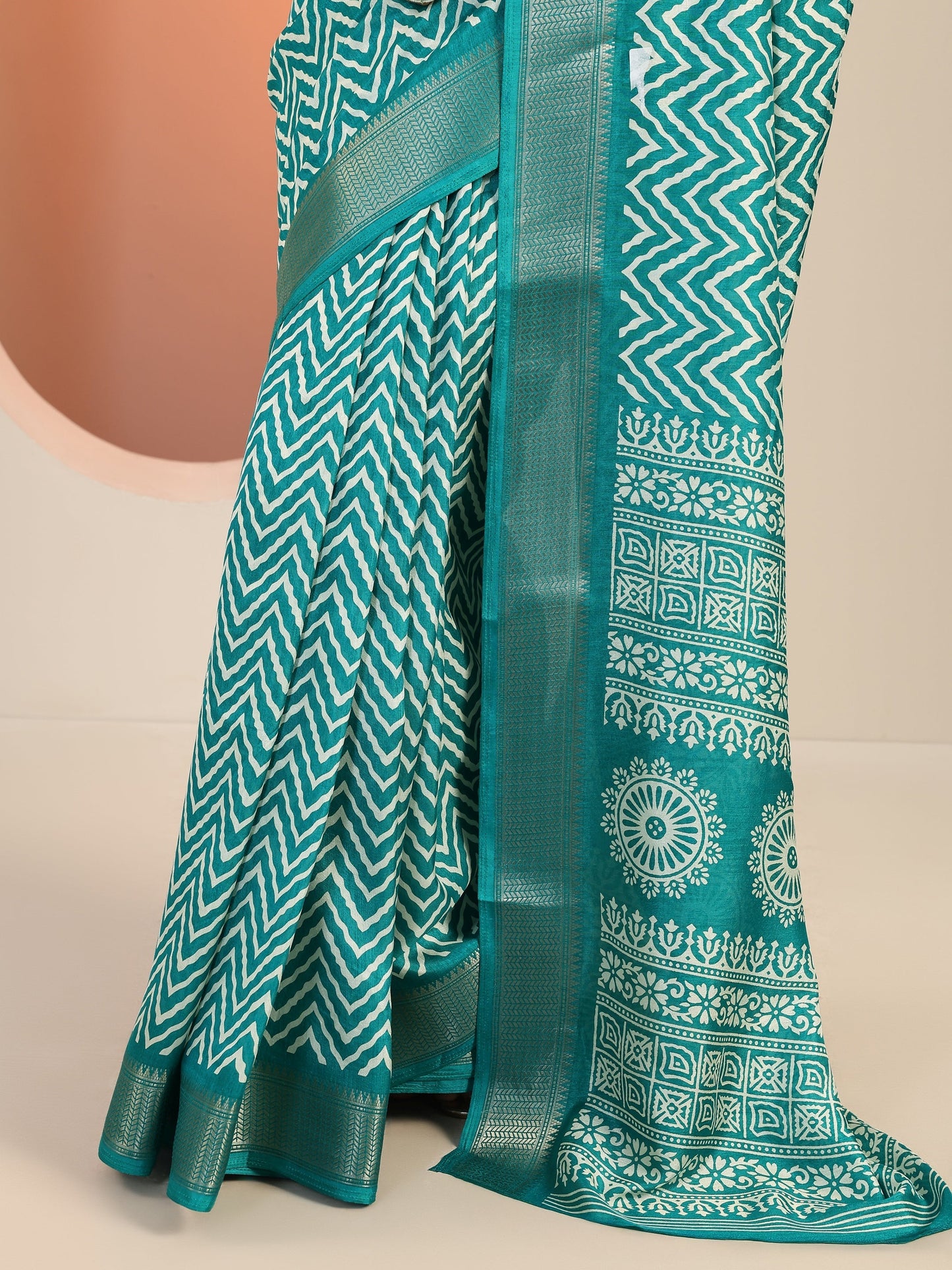 Green Printed Silk Blend Saree With Unstitched Blouse Piece
