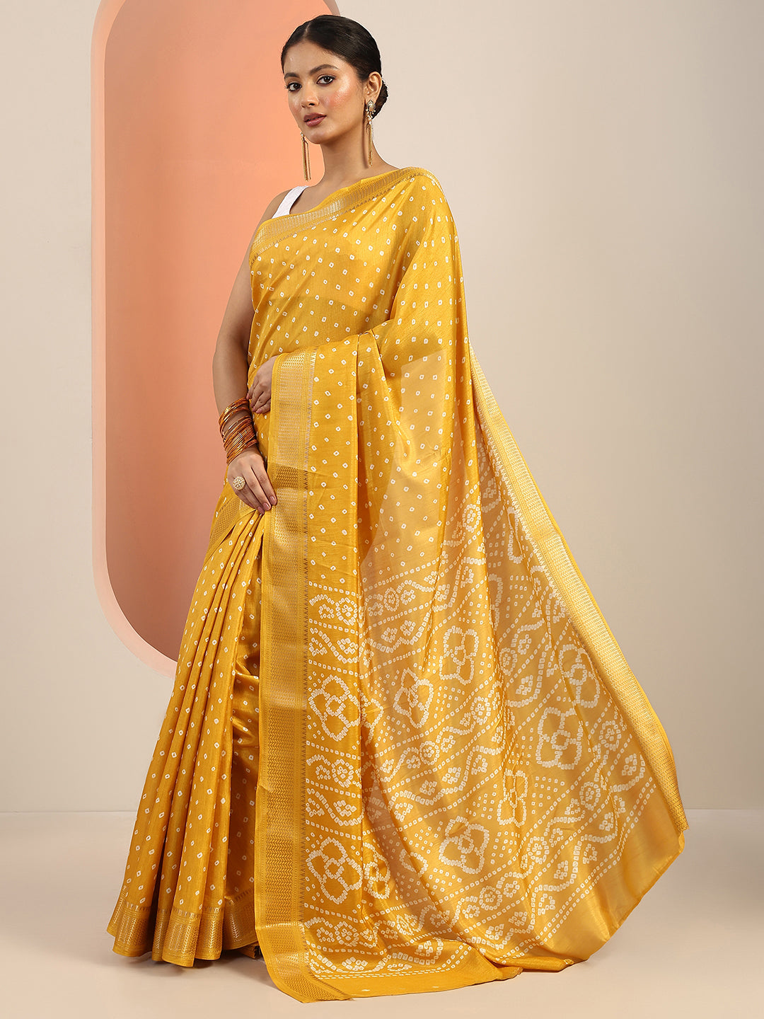 Mustard Printed Silk Blend Saree With Unstitched Blouse Piece