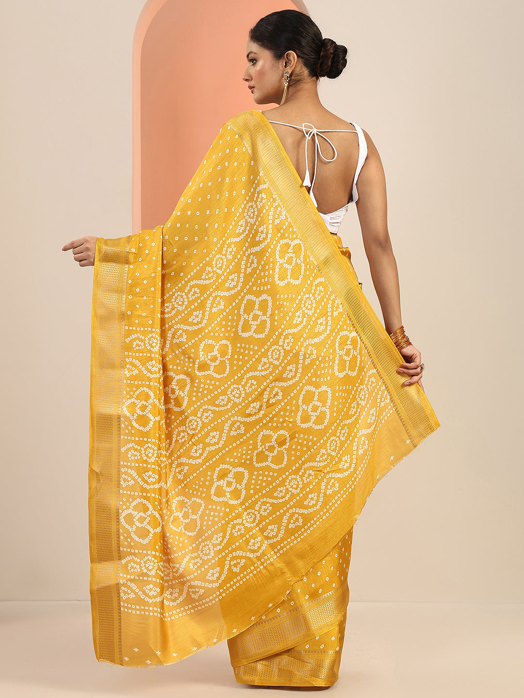 Mustard Printed Silk Blend Saree With Unstitched Blouse Piece