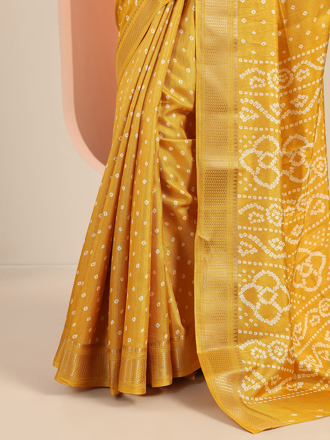 Mustard Printed Silk Blend Saree With Unstitched Blouse Piece