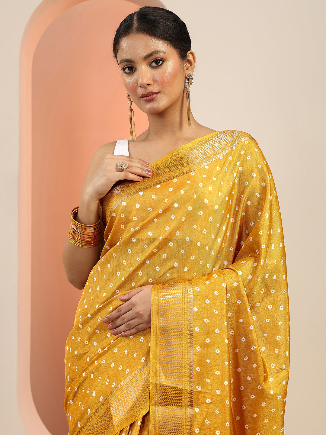 Mustard Printed Silk Blend Saree With Unstitched Blouse Piece