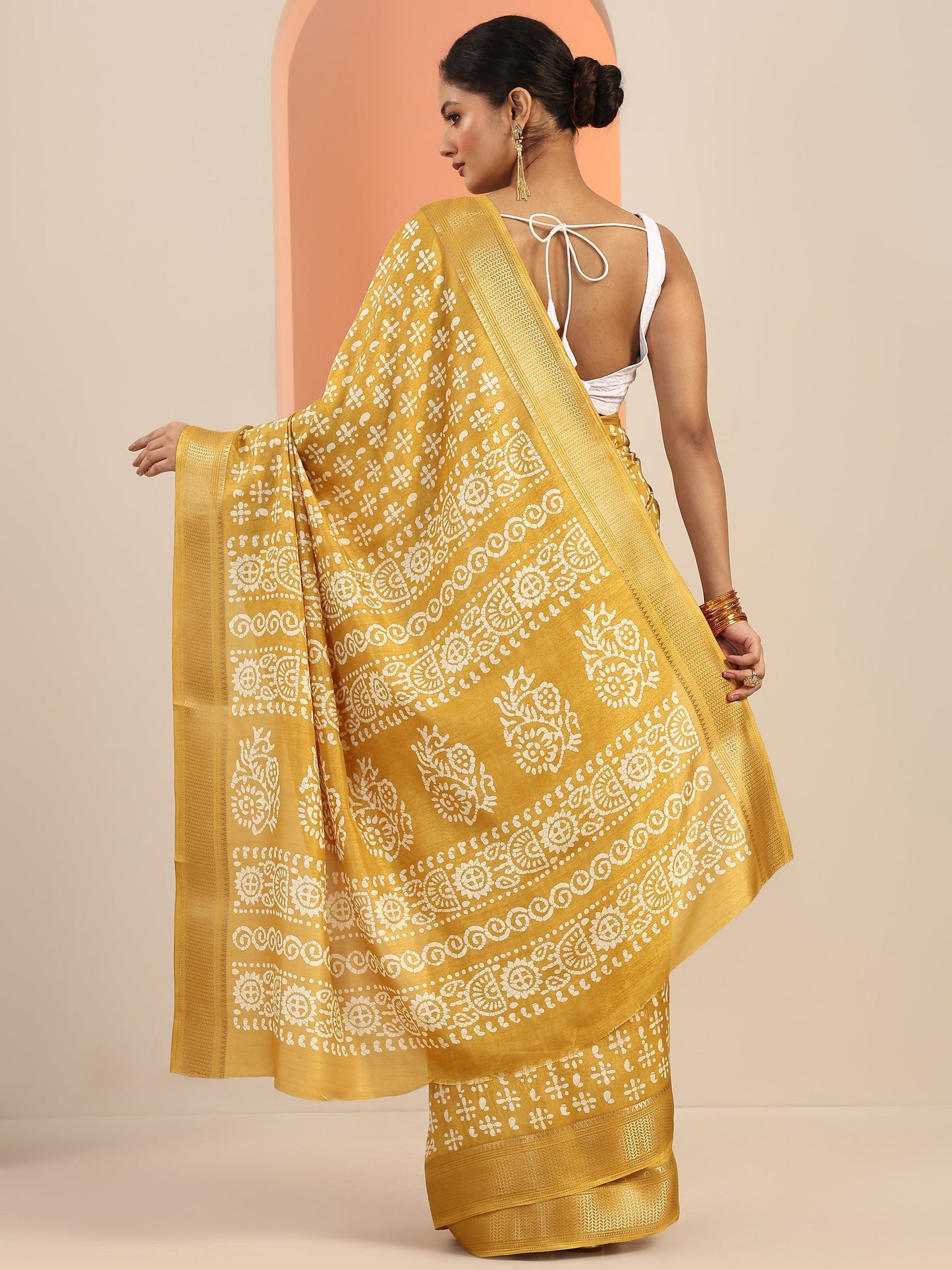 Mustard Printed Silk Blend Saree With Unstitched Blouse Piece