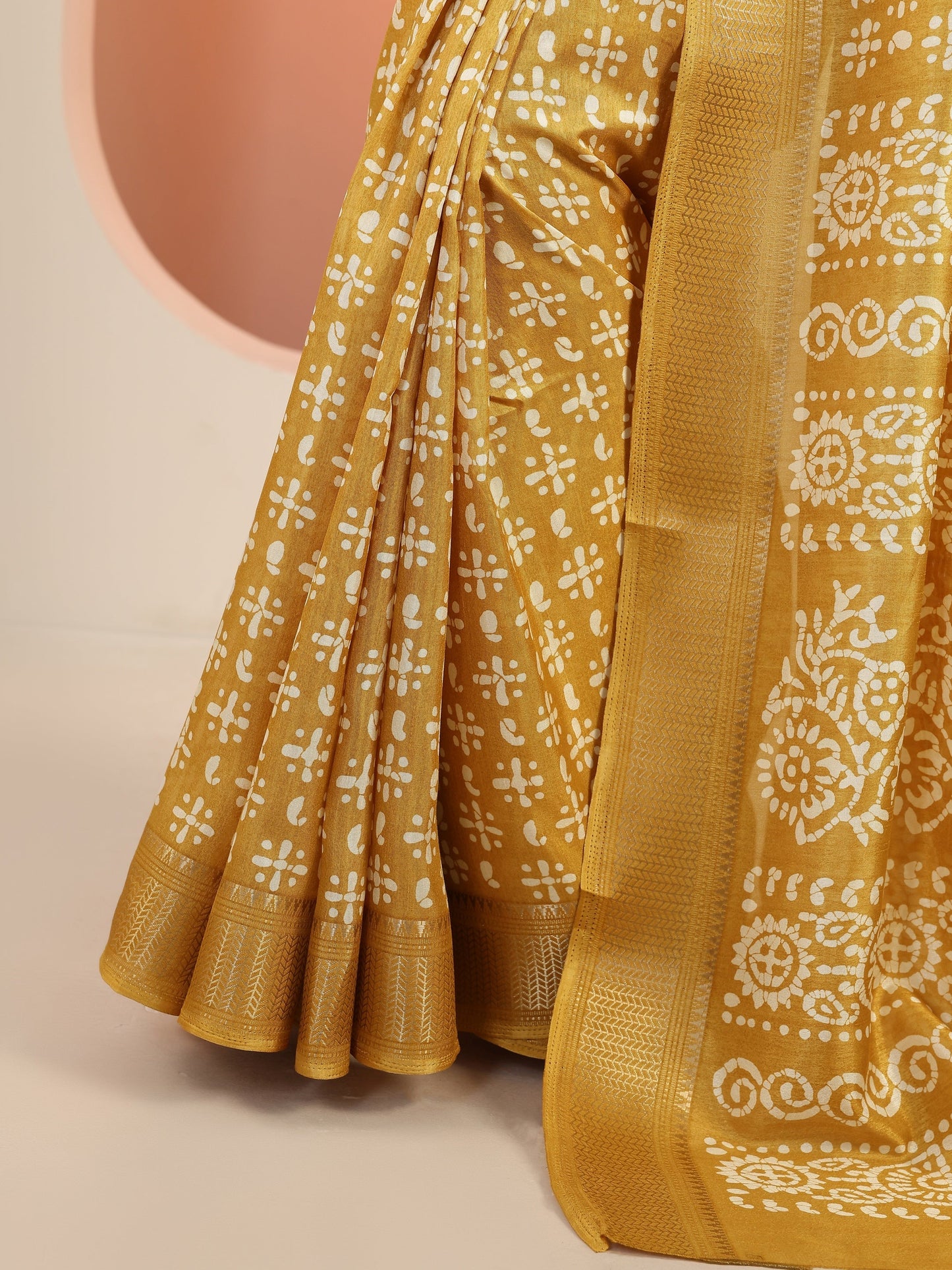 Mustard Printed Silk Blend Saree With Unstitched Blouse Piece