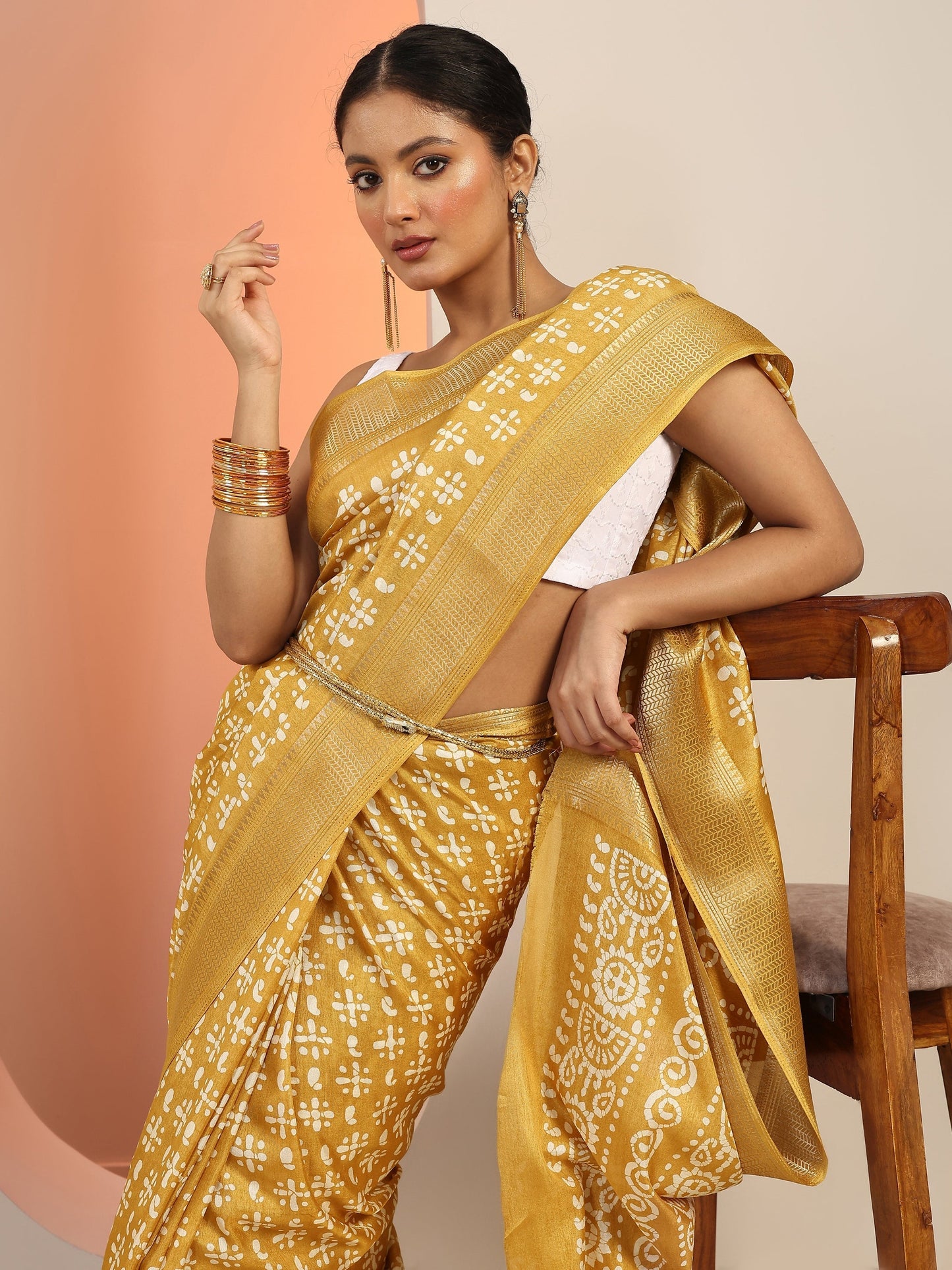 Mustard Printed Silk Blend Saree With Unstitched Blouse Piece