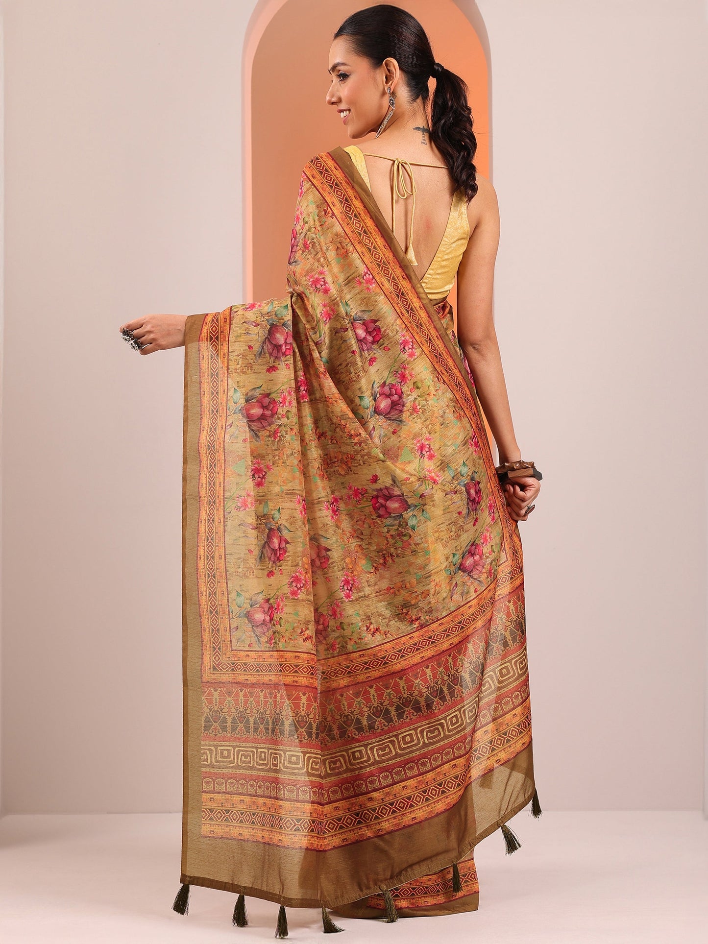 Mustard Printed Silk Blend Saree With Unstitched Blouse Piece