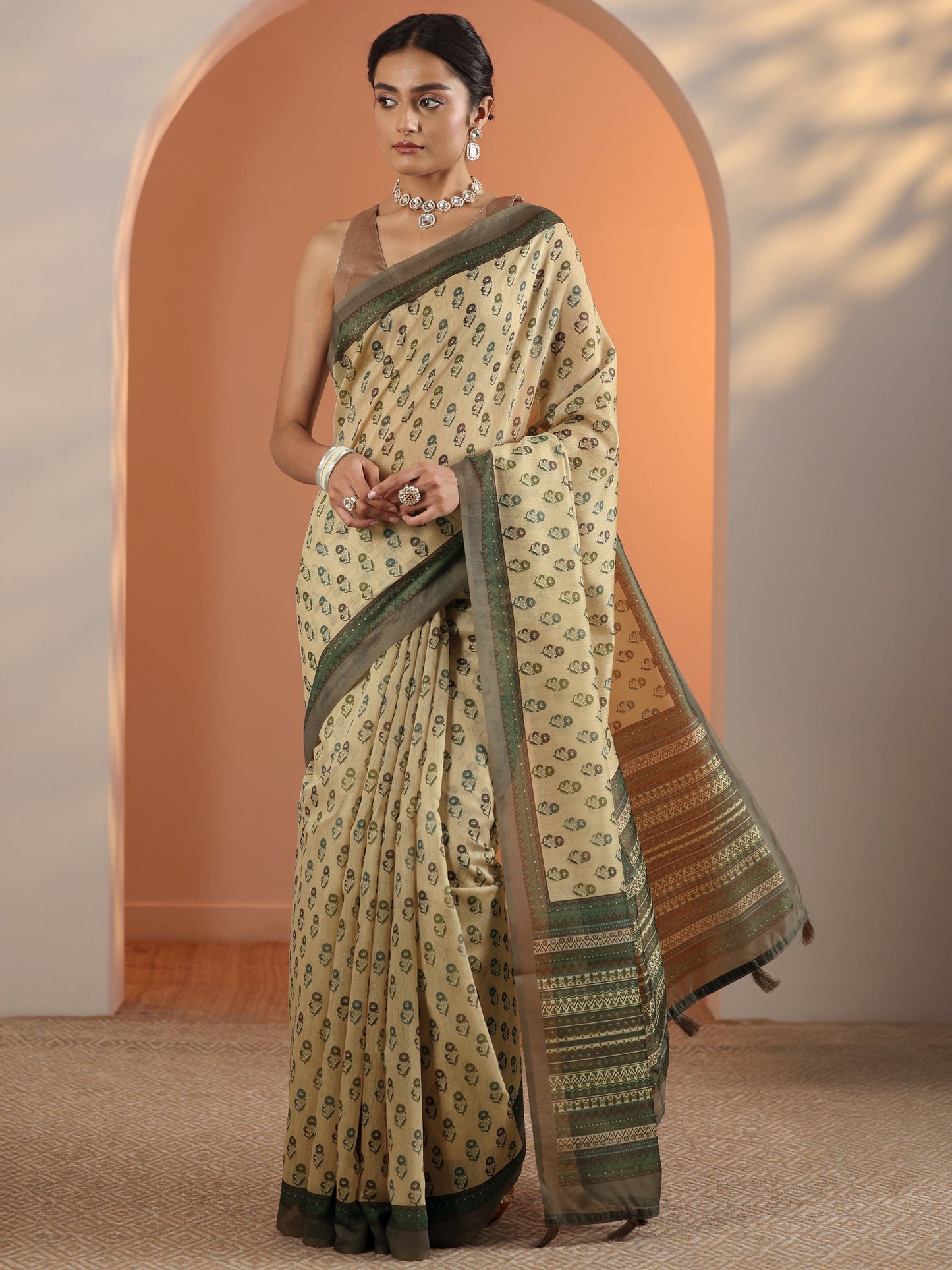 Beige Printed Silk Blend Saree With Unstitched Blouse Piece