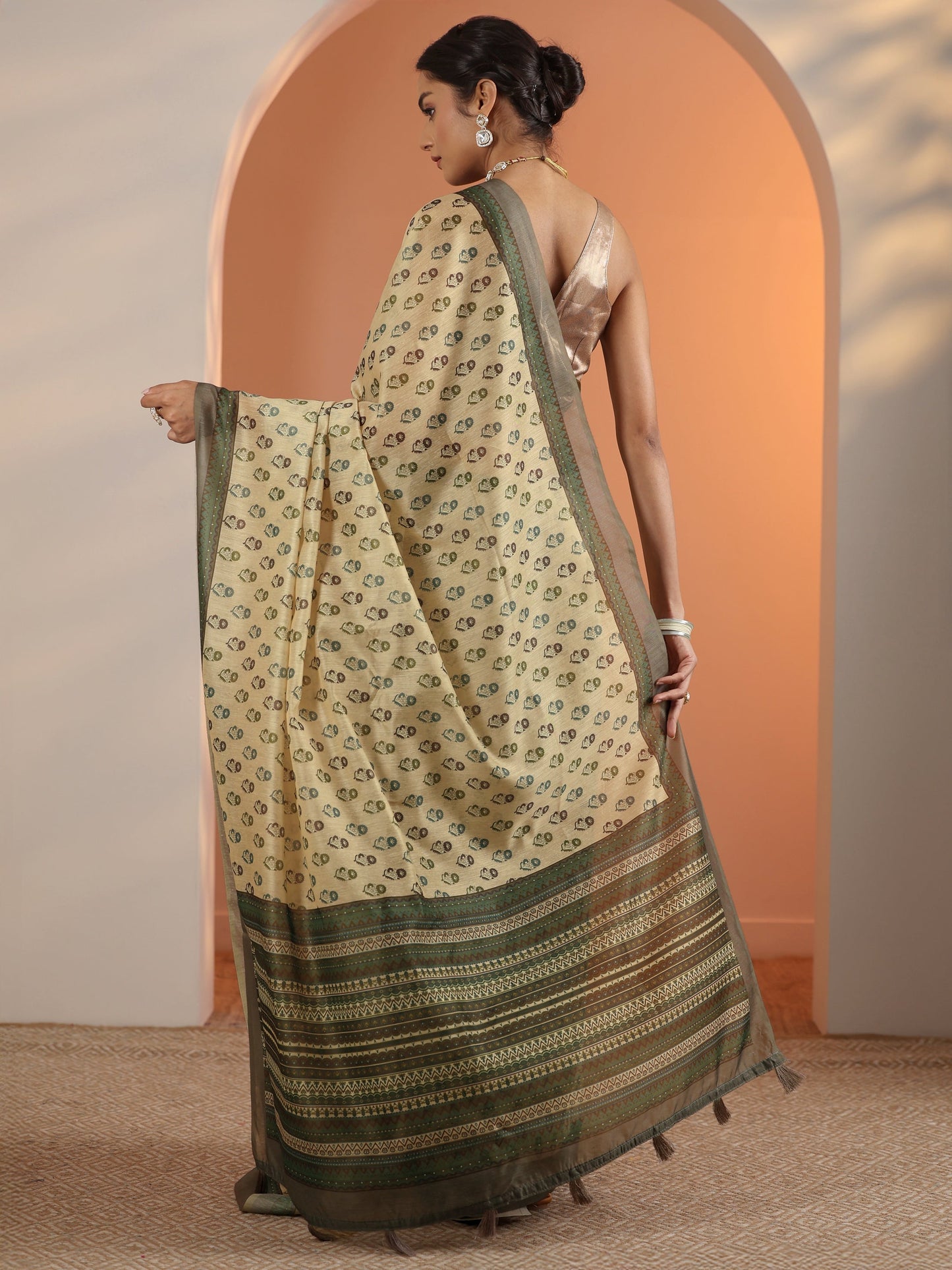 Beige Printed Silk Blend Saree With Unstitched Blouse Piece