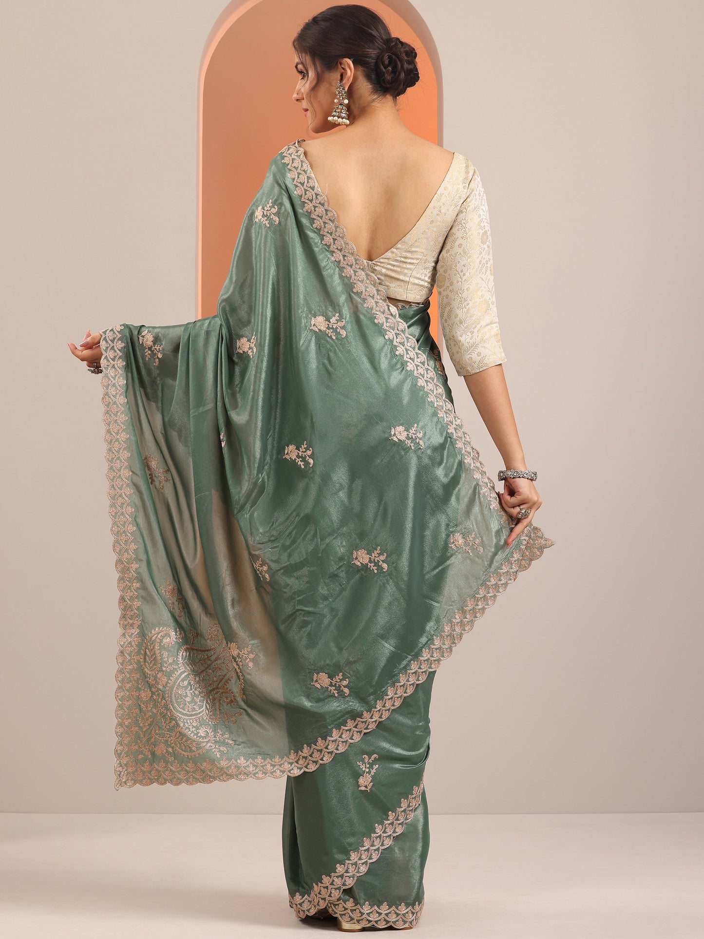 Green Embellished Silk Blend Saree With Unstitched Blouse Piece