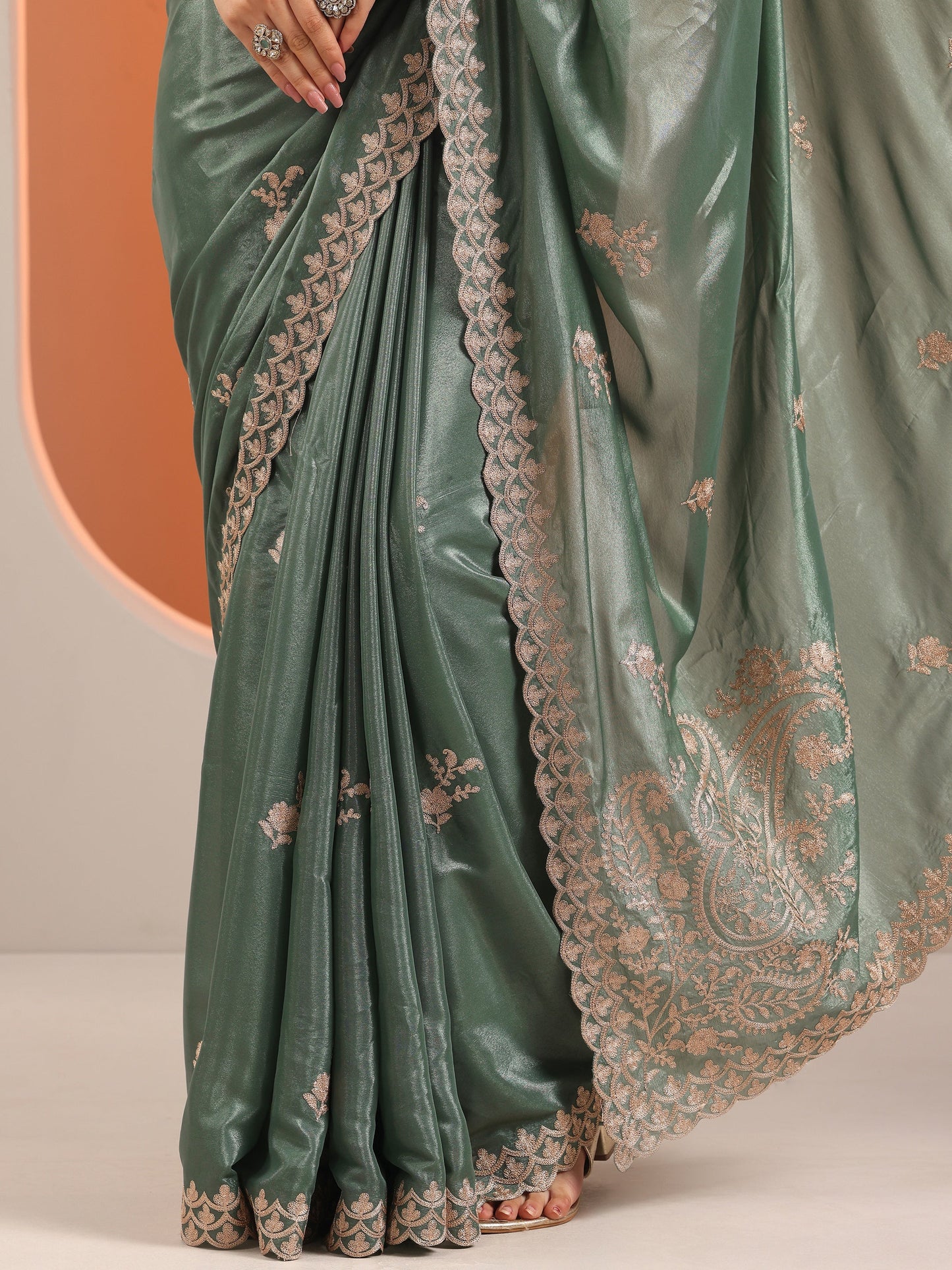 Green Embellished Silk Blend Saree With Unstitched Blouse Piece