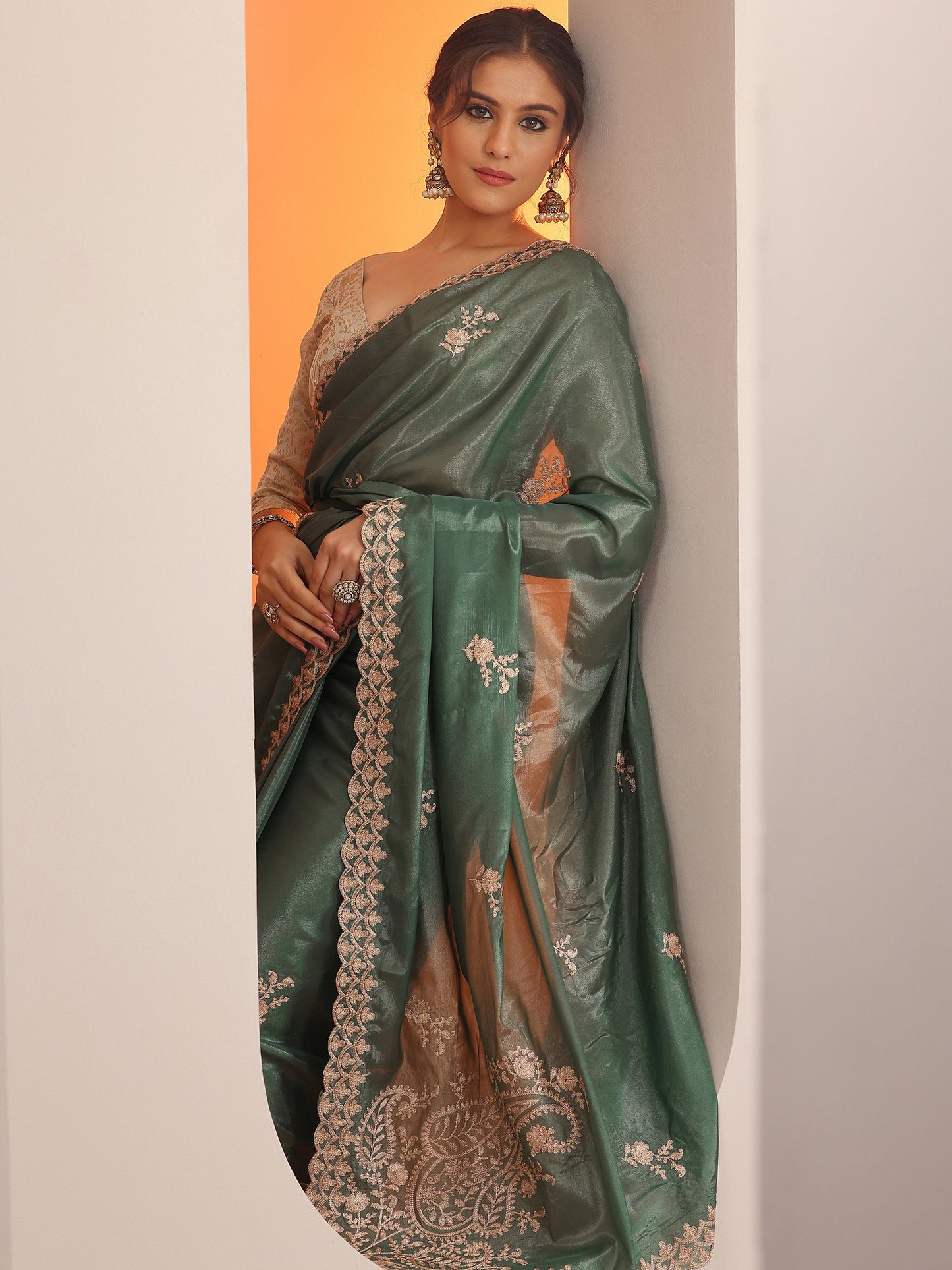 Green Embellished Silk Blend Saree With Unstitched Blouse Piece