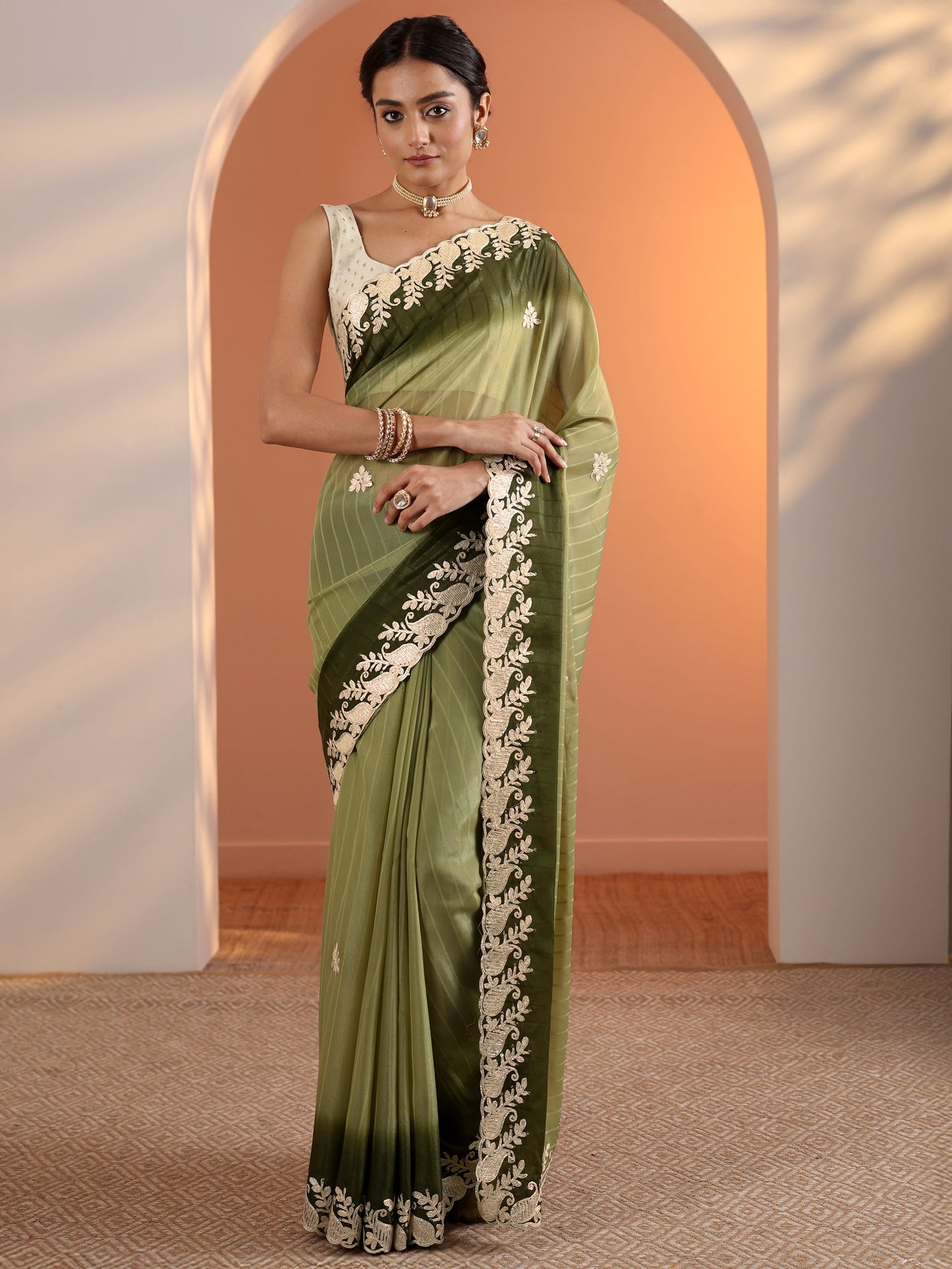Green Embellished Silk Blend Saree With Unstitched Blouse Piece