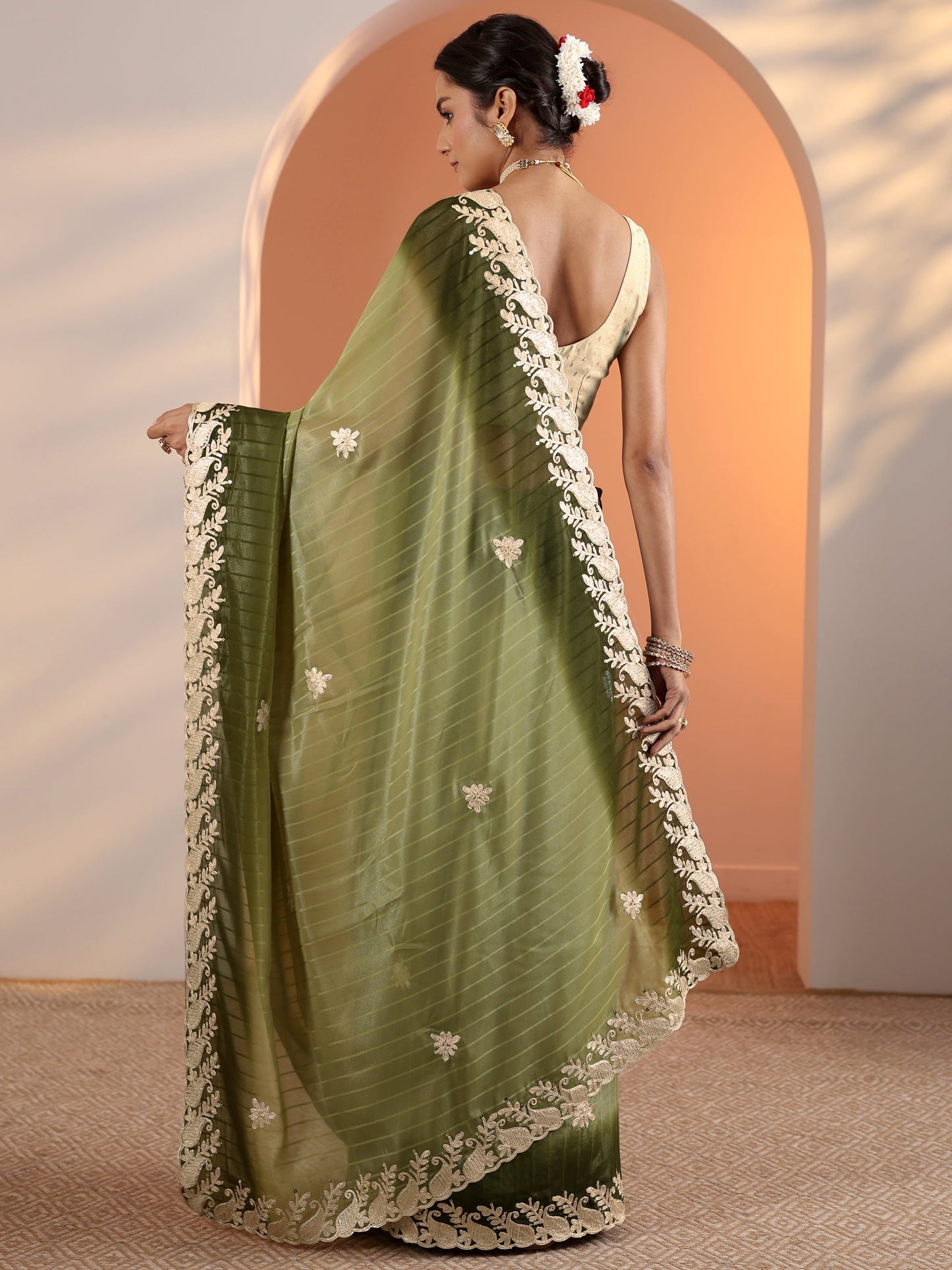 Green Embellished Silk Blend Saree With Unstitched Blouse Piece