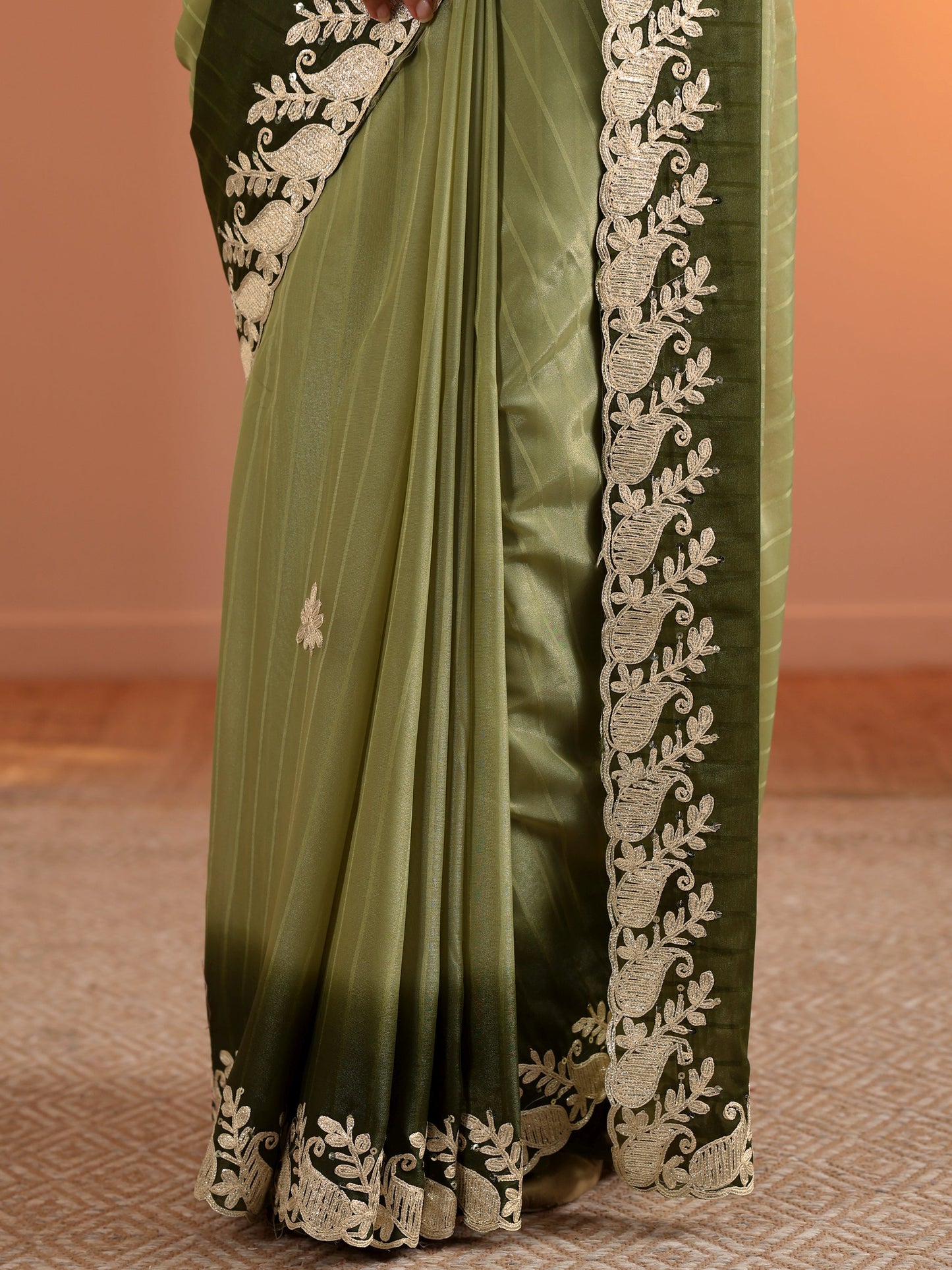 Green Embellished Silk Blend Saree With Unstitched Blouse Piece