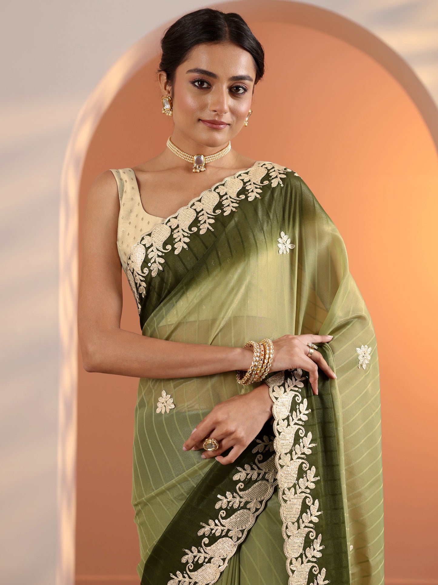 Green Embellished Silk Blend Saree With Unstitched Blouse Piece