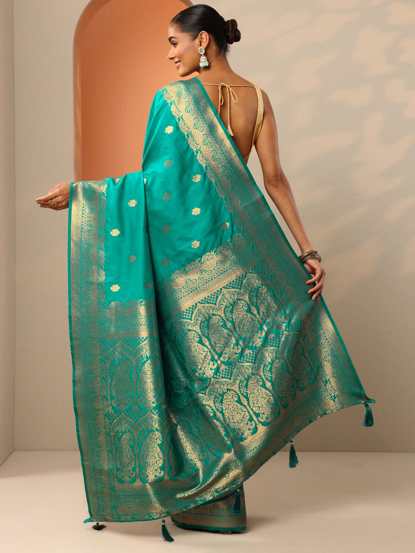 Green Woven Design Banarasi Silk Blend Saree With Unstitched Blouse Piece