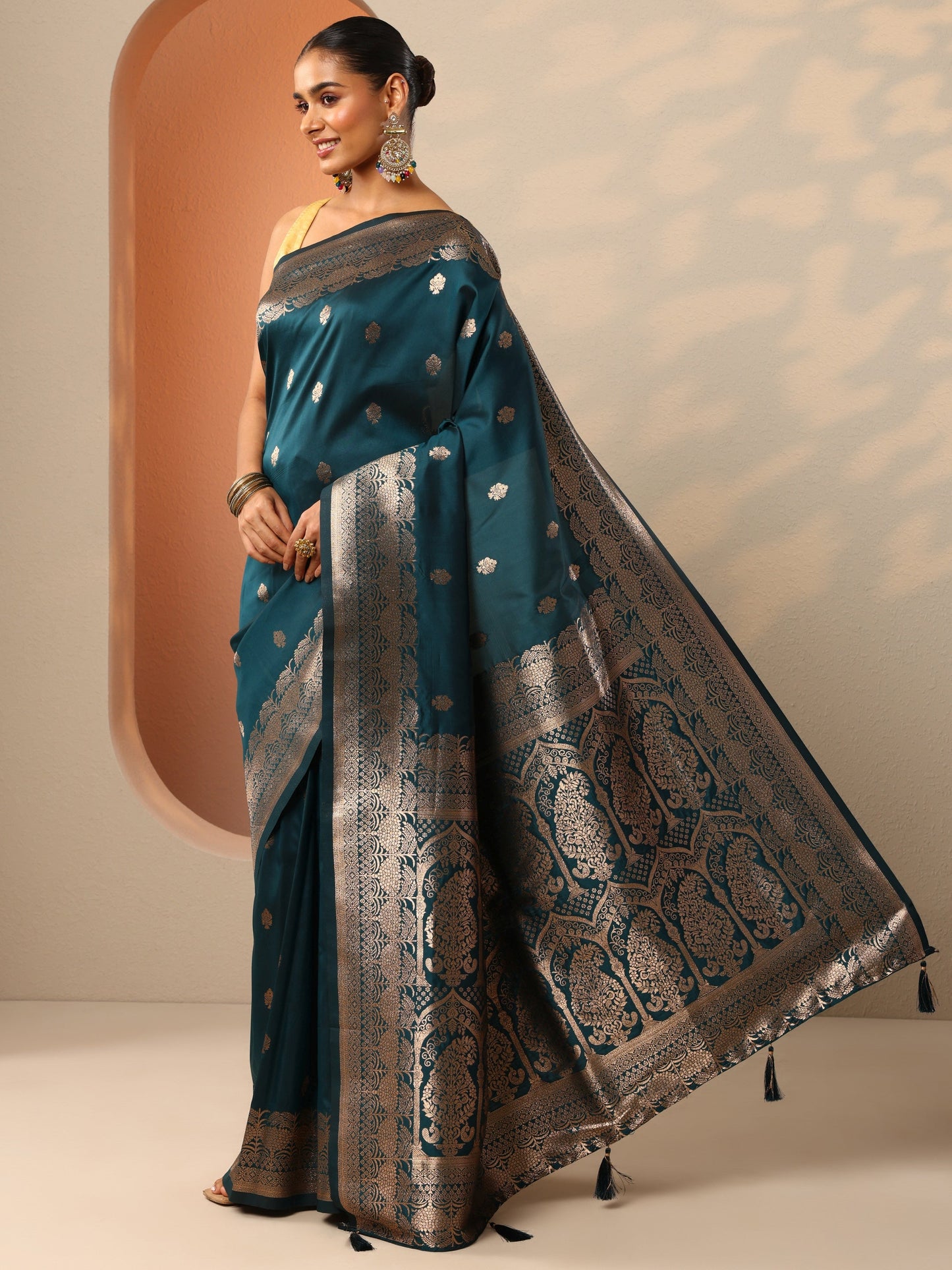 Green Woven Design Banarasi Silk Blend Saree With Unstitched Blouse Piece