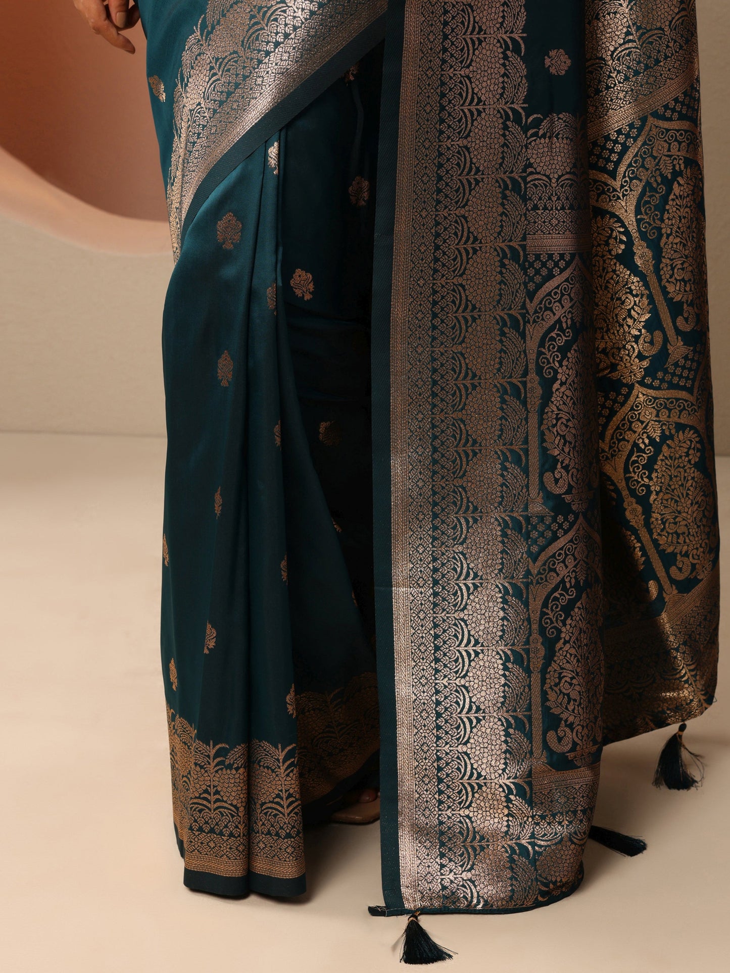 Green Woven Design Banarasi Silk Blend Saree With Unstitched Blouse Piece