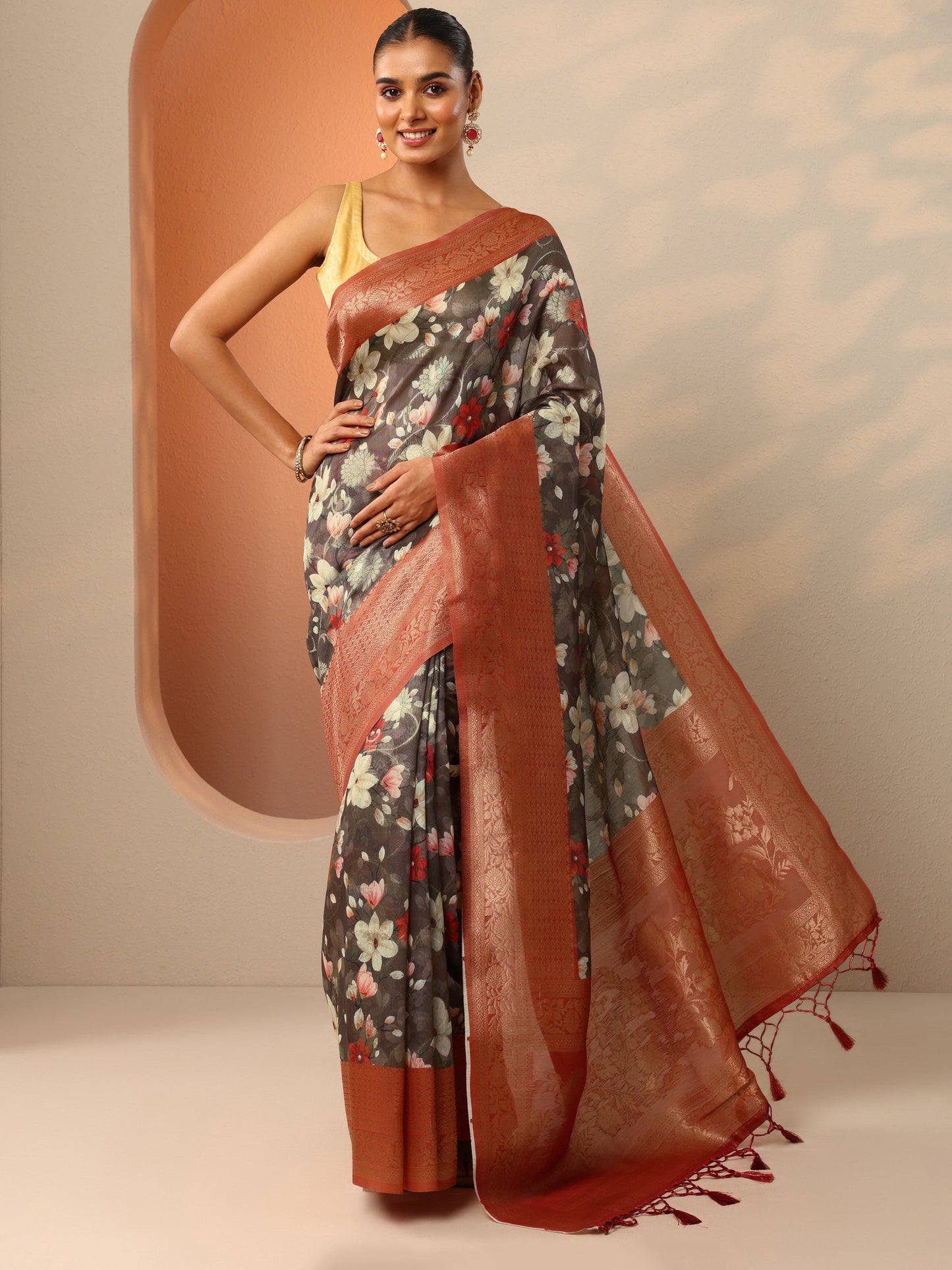 Grey Printed Silk Blend Saree With Unstitched Blouse Piece