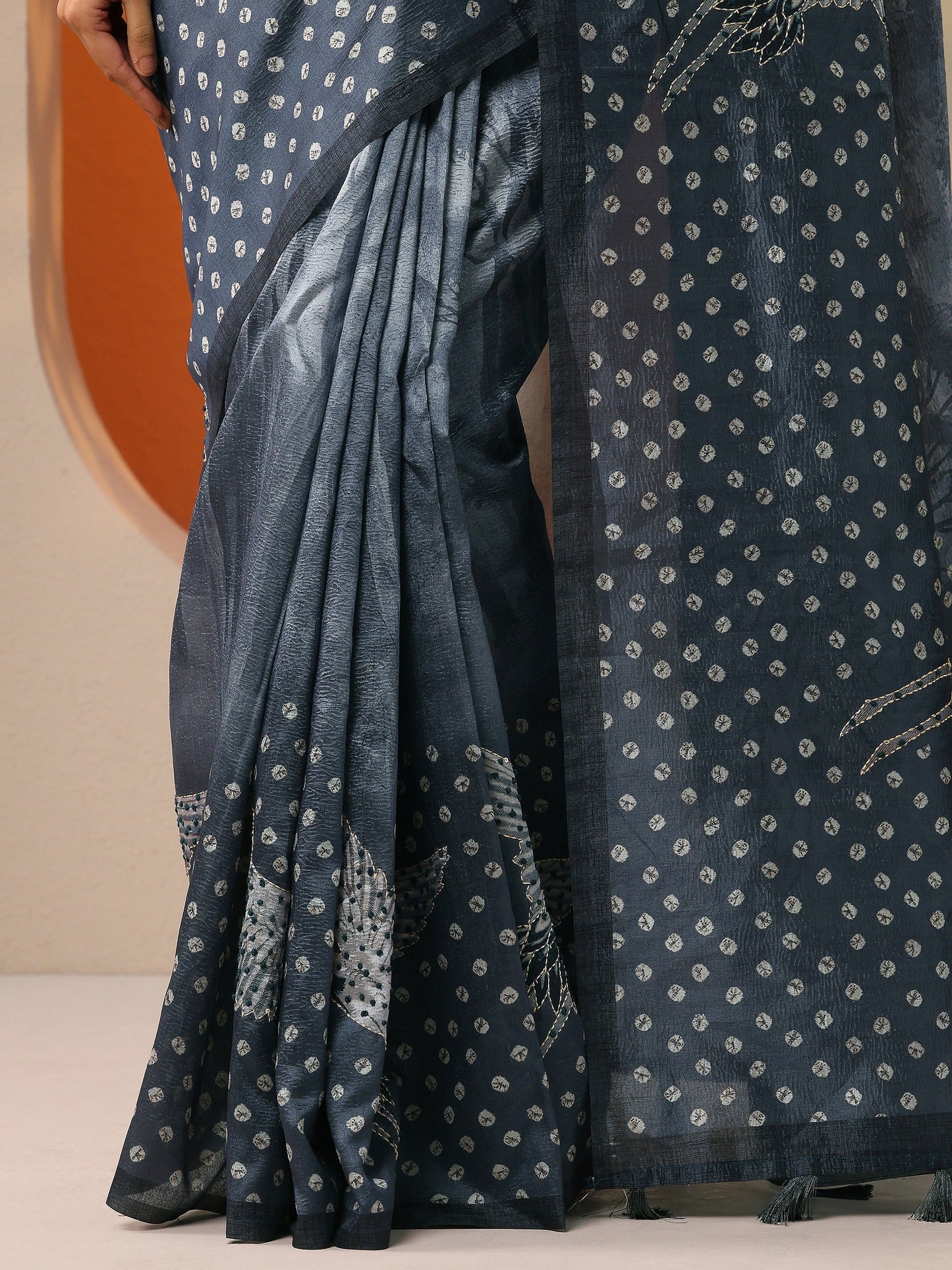 Grey Bandhani Printed Silk Blend Saree With Unstitched Blouse Piece