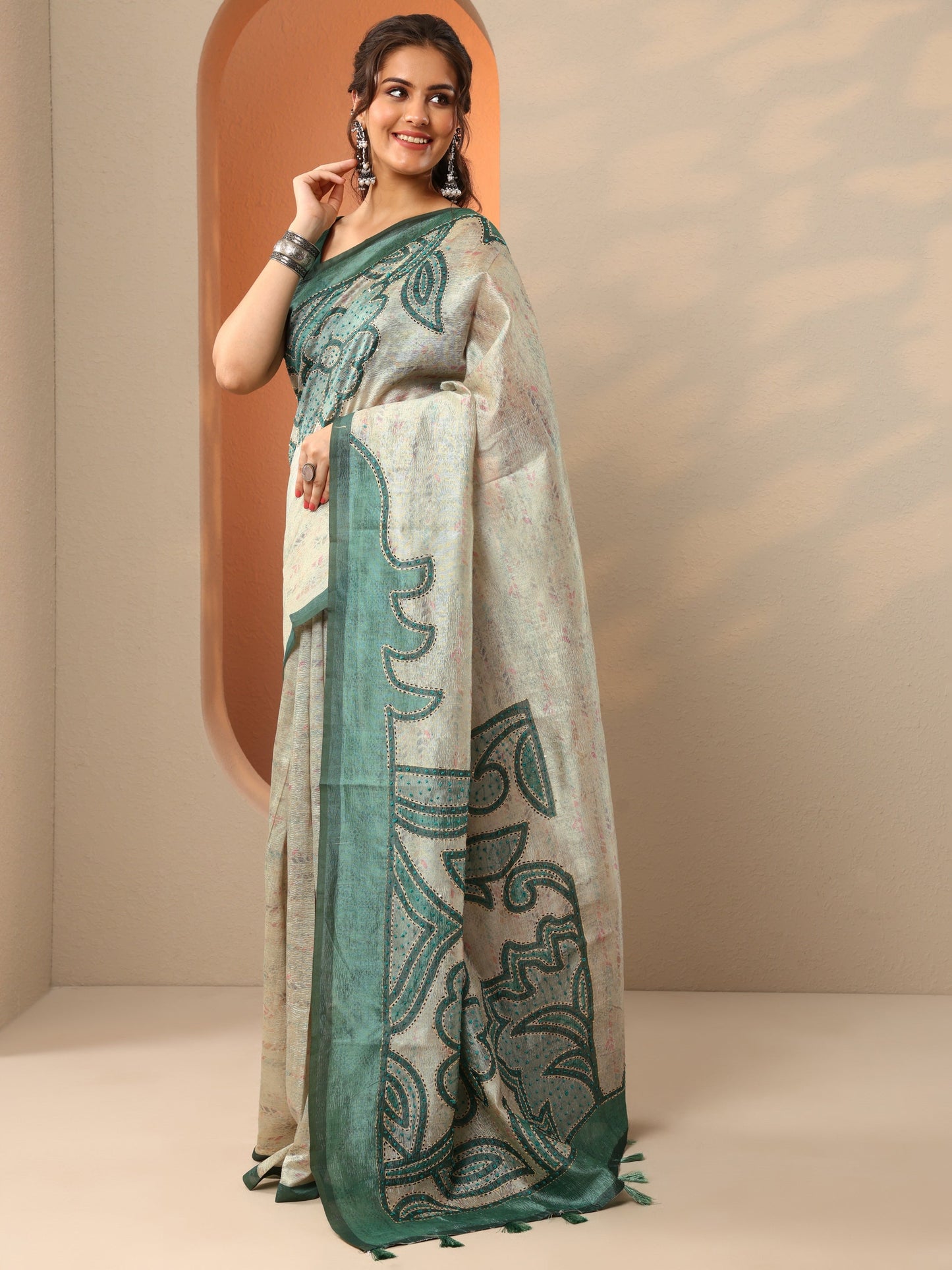 Green Embellished Silk Blend Saree With Unstitched Blouse Piece