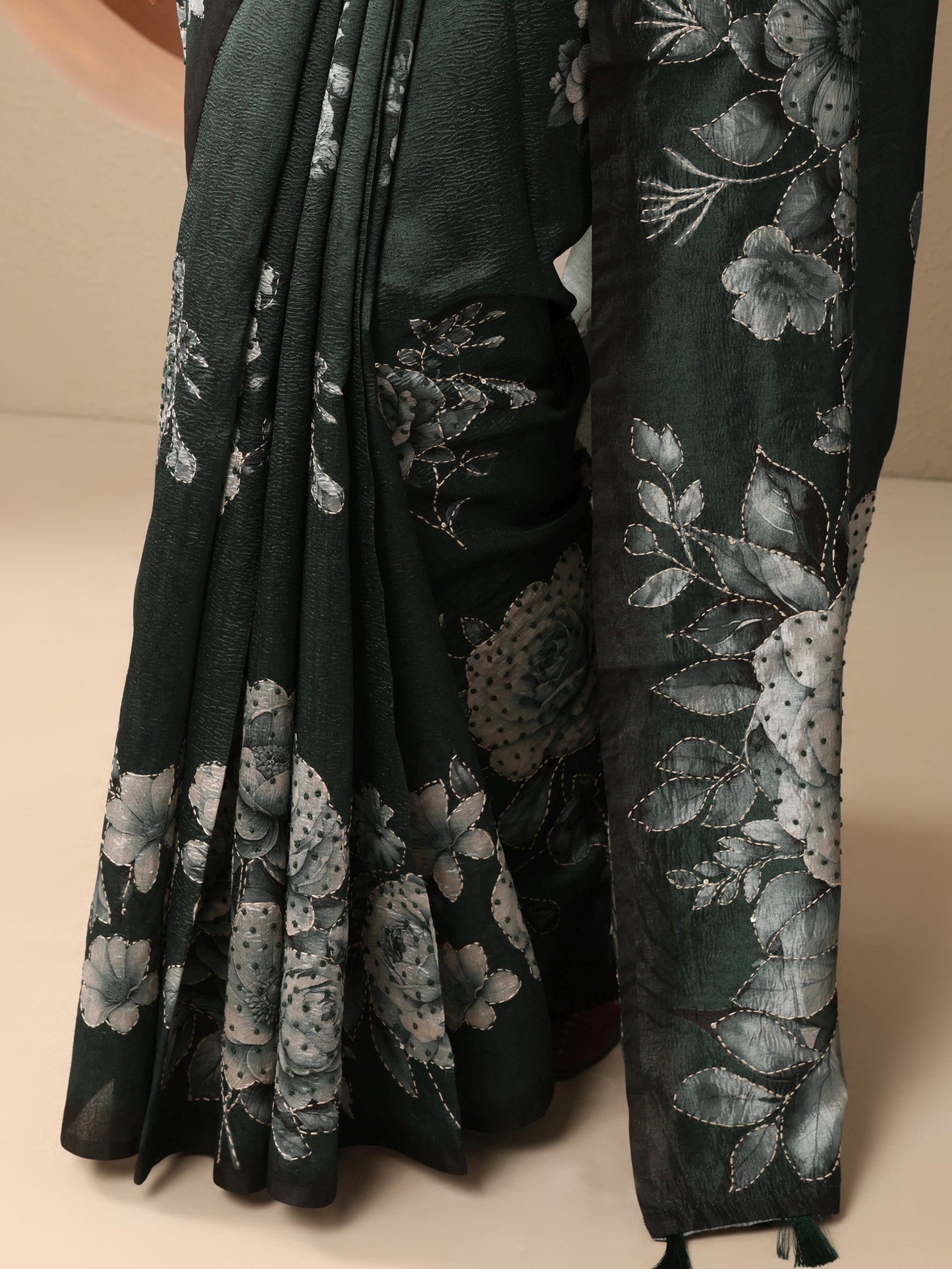 Green Embellished Silk Blend Saree With Unstitched Blouse Piece