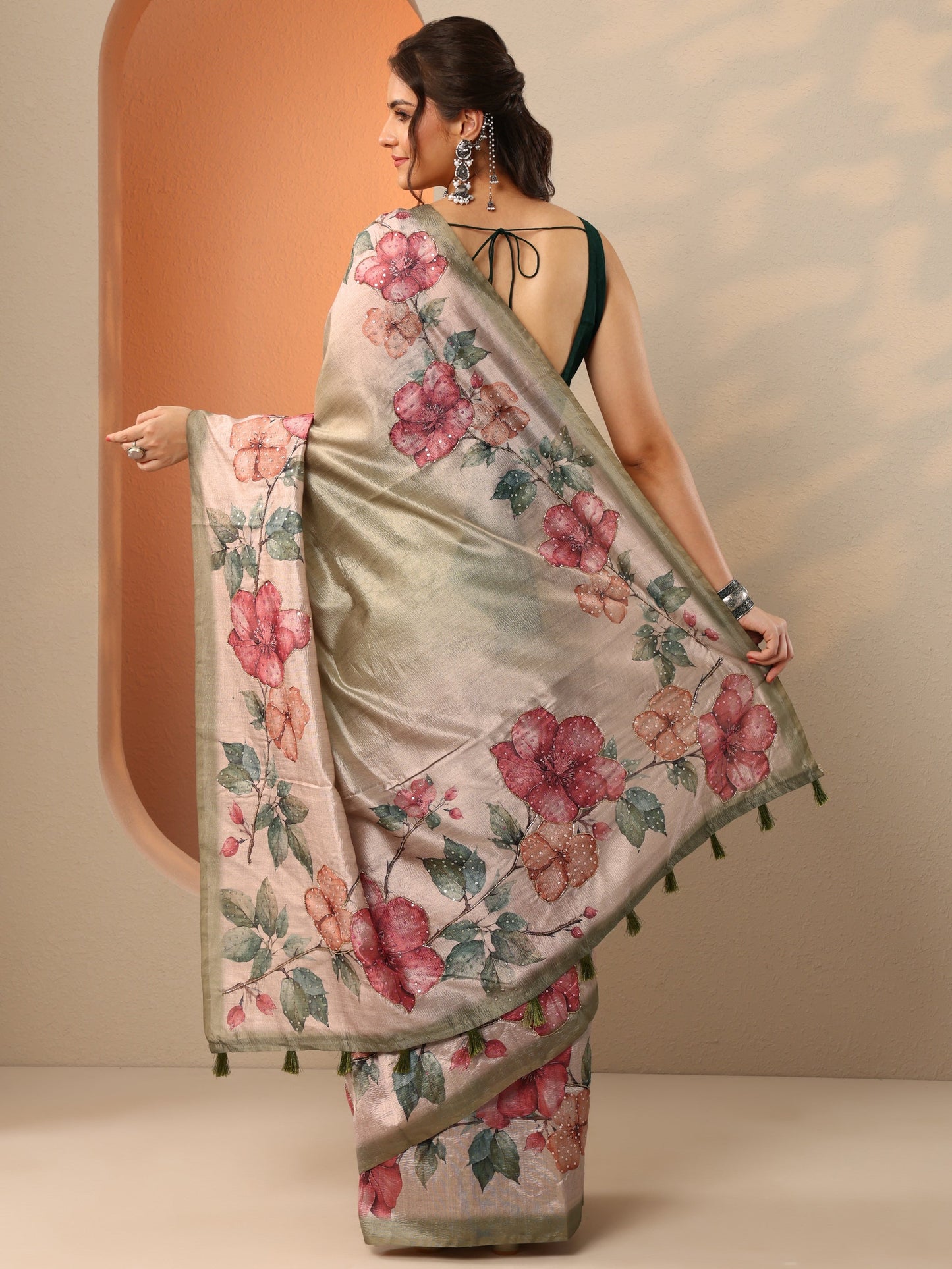 Green Embellished Silk Blend Saree With Unstitched Blouse Piece